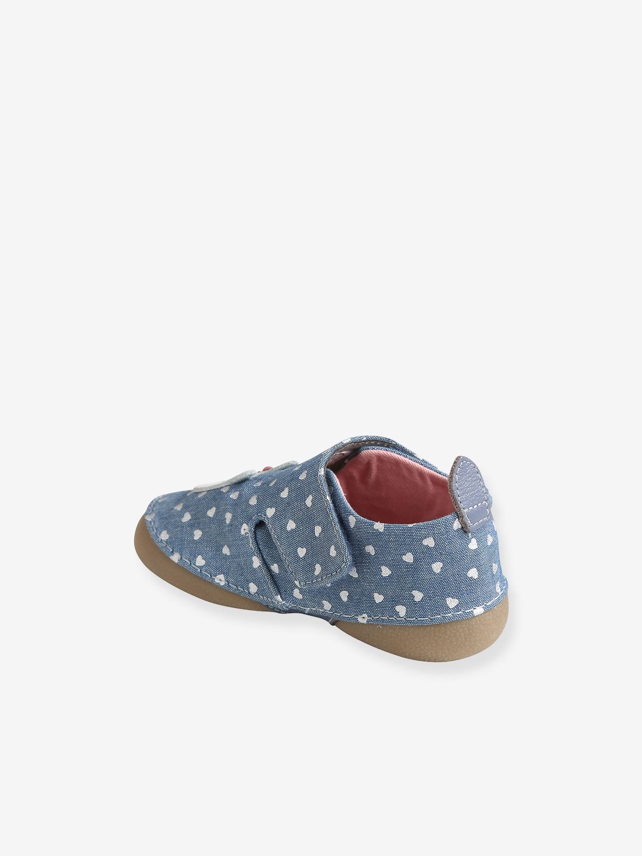 Pantufas infantis lisas em chambray azul-escuro com fecho de velcro.