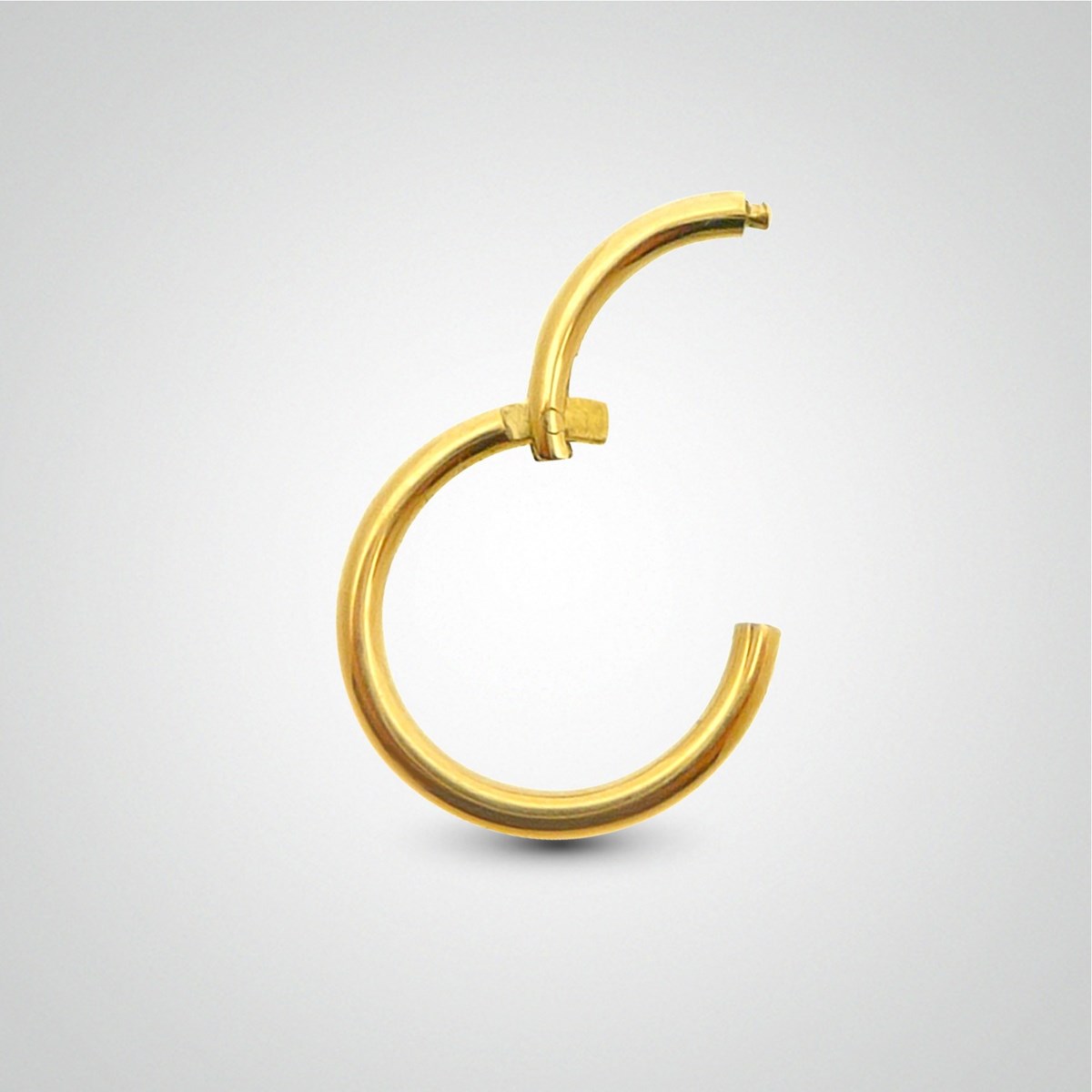 Piercing d'anti-hélix anneau en or jaune pose manuelle