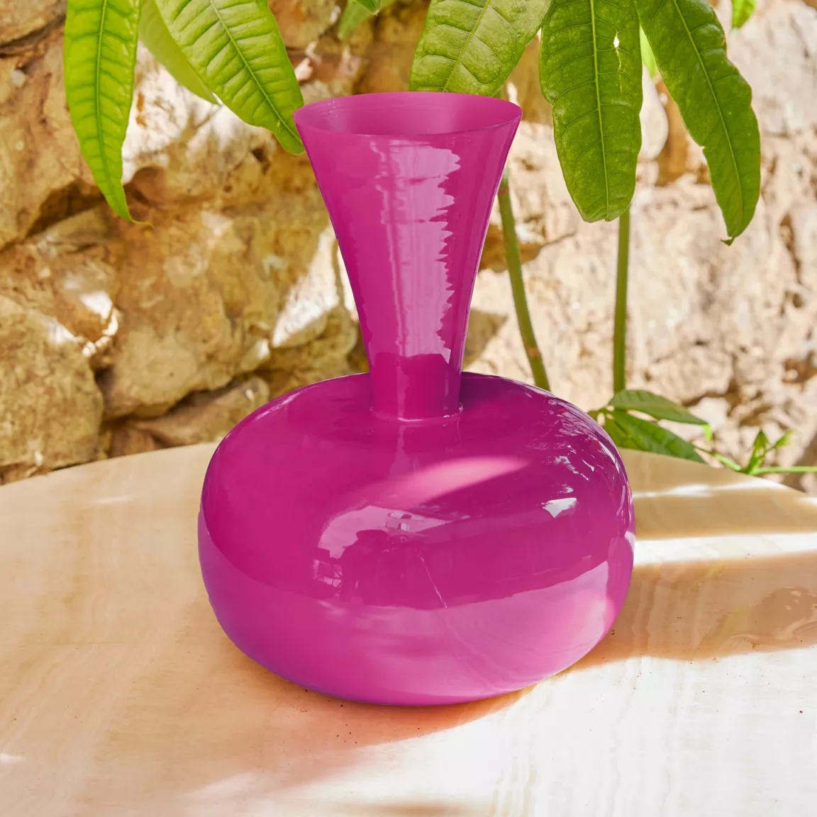 Vase en métal émaillé fait main (H23 cm) Cléa Rose fuschia brillant