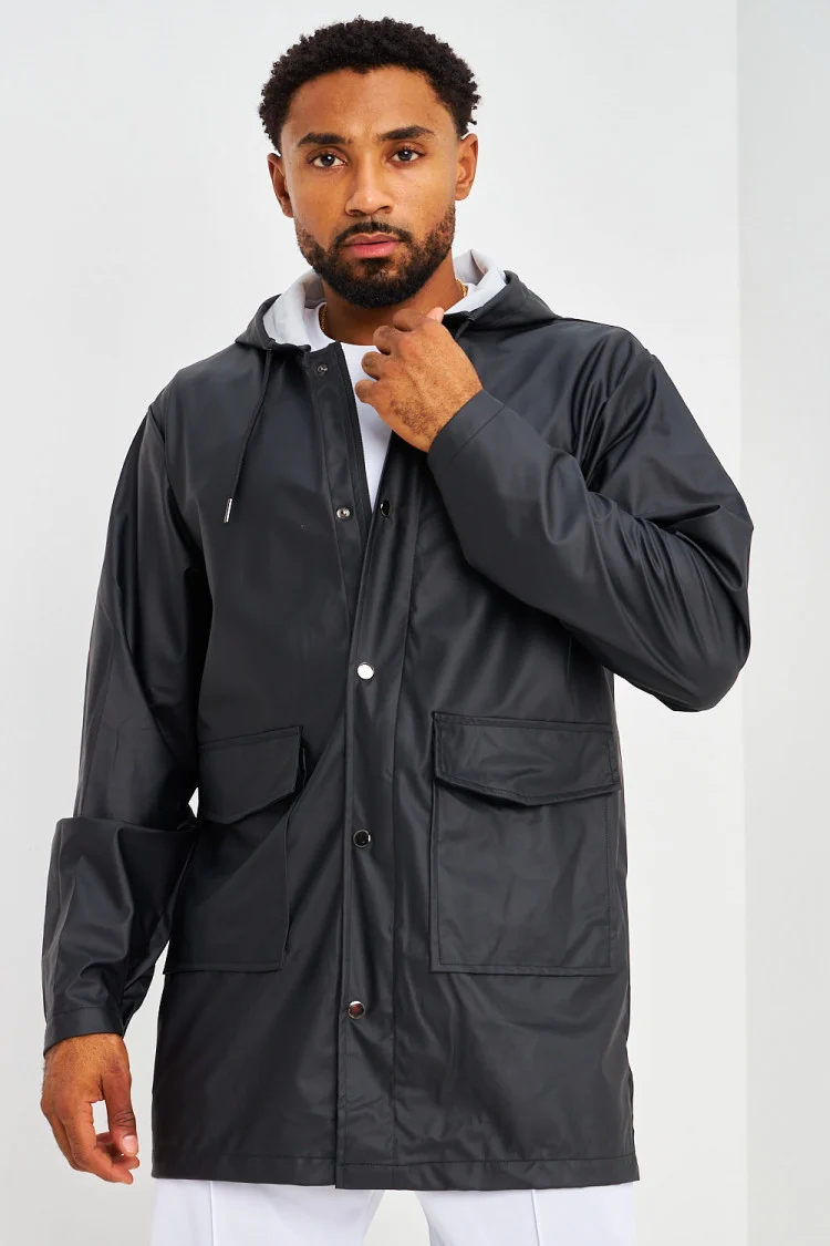 Veste mi-longue noire à capuche en simili cuir mat