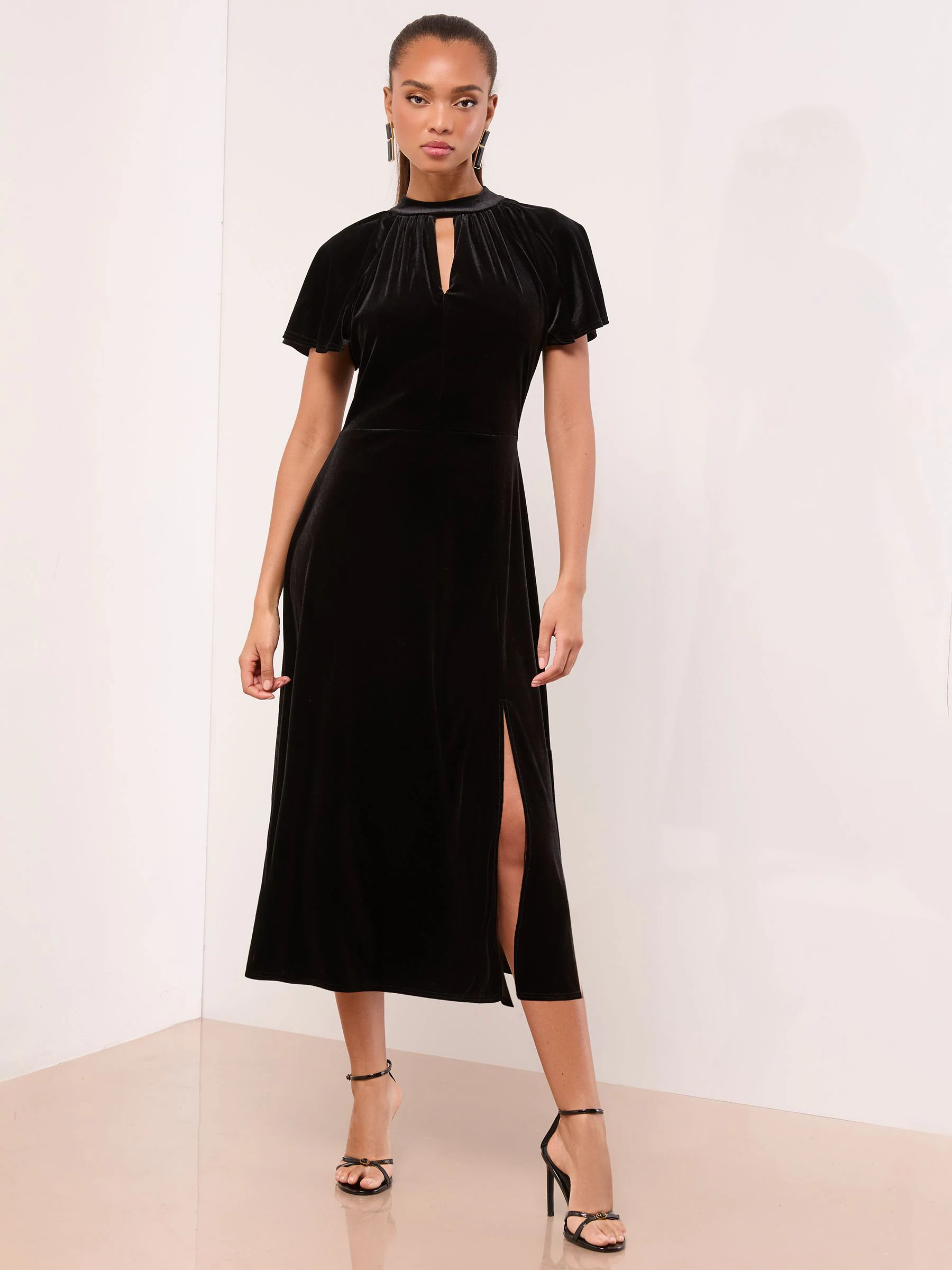 Lipsy - Velvet midi-jurk met uitsnijding en korte mouwen