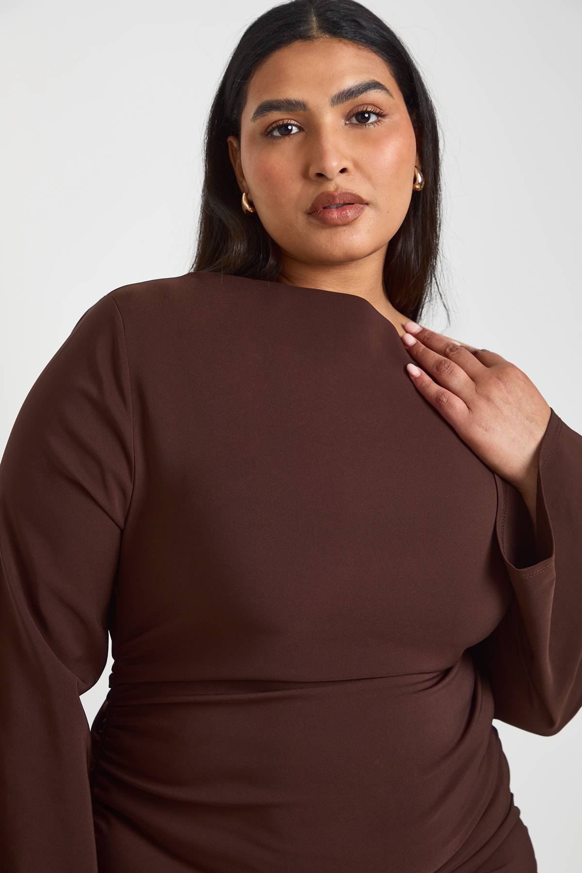 boohoo Robe Mini Grande Taille À Manches Évasées, Épaules Dénudées Et Fronces