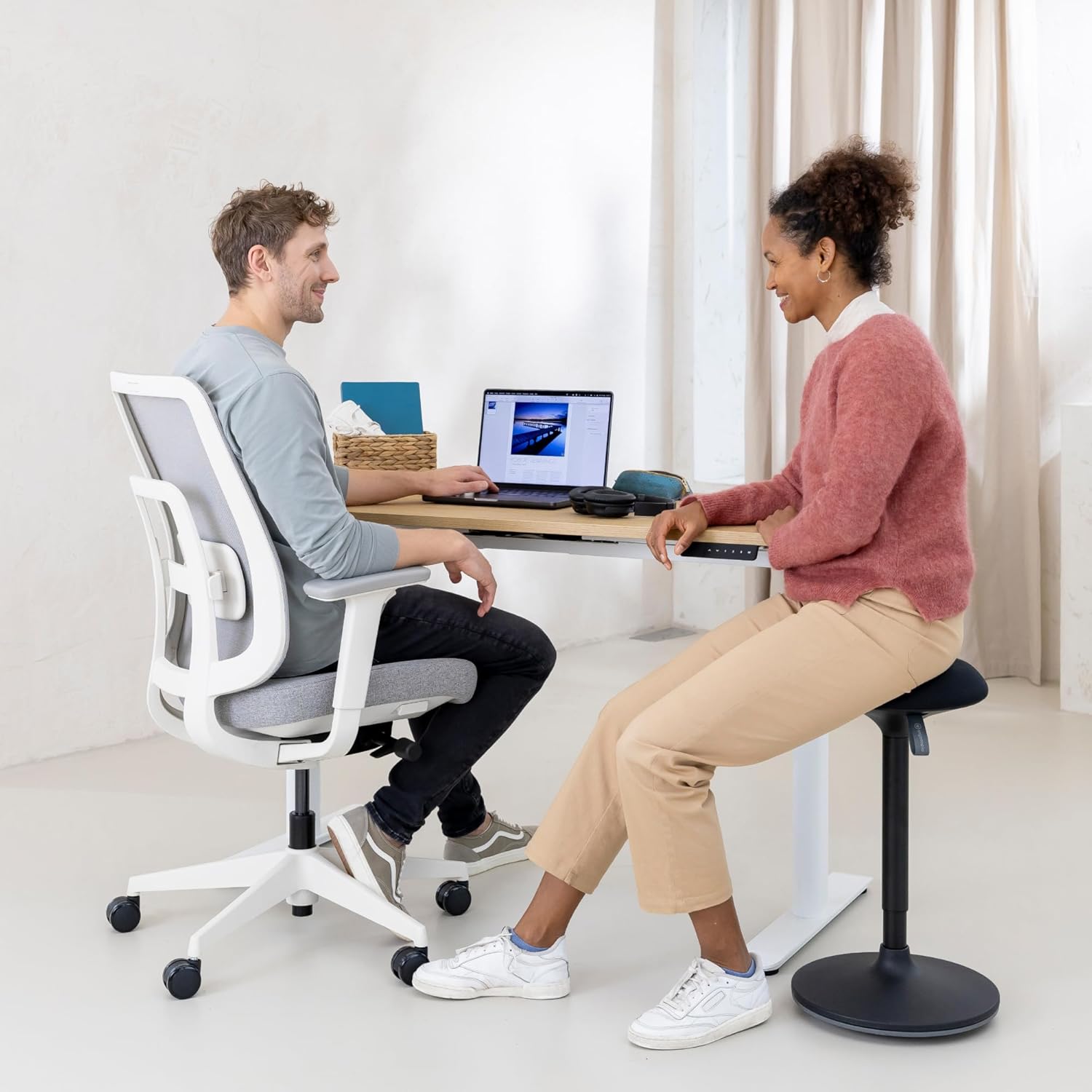Ergotopia PureBack ergonomischer Bürostuhl – Schreibtischstuhl ergonomisch mit Kopfstütze, 4D-Armlehnen & Synchronmechanik – Für Home Office, Büro & Gaming – Bequemer Drehstuhl für gesundes Sitzen