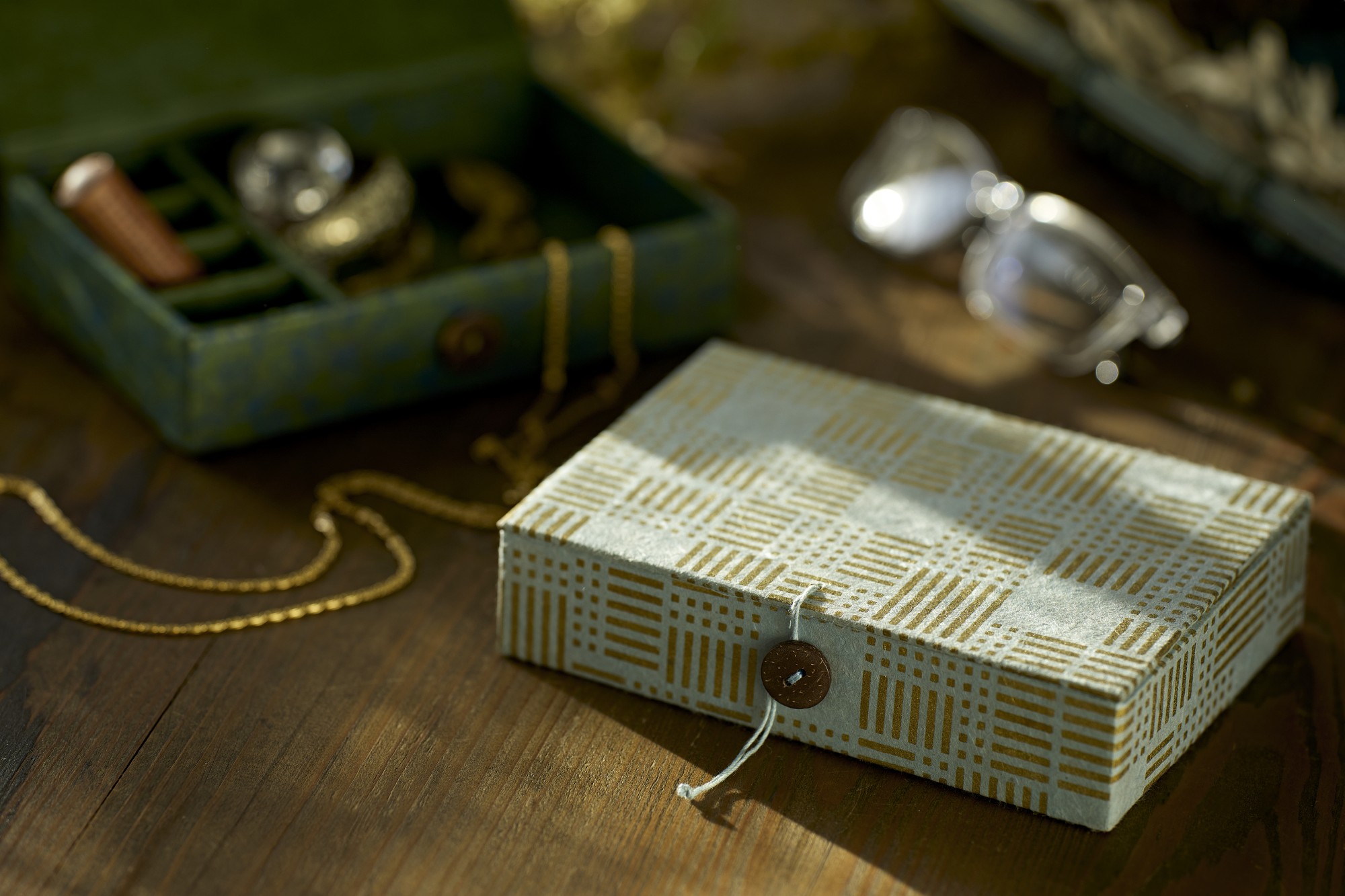 Geschenkbox aus Loktapapier, blau-gold, B 16 cm, L 11 cm, H 4 cm von fischer's lagerhaus