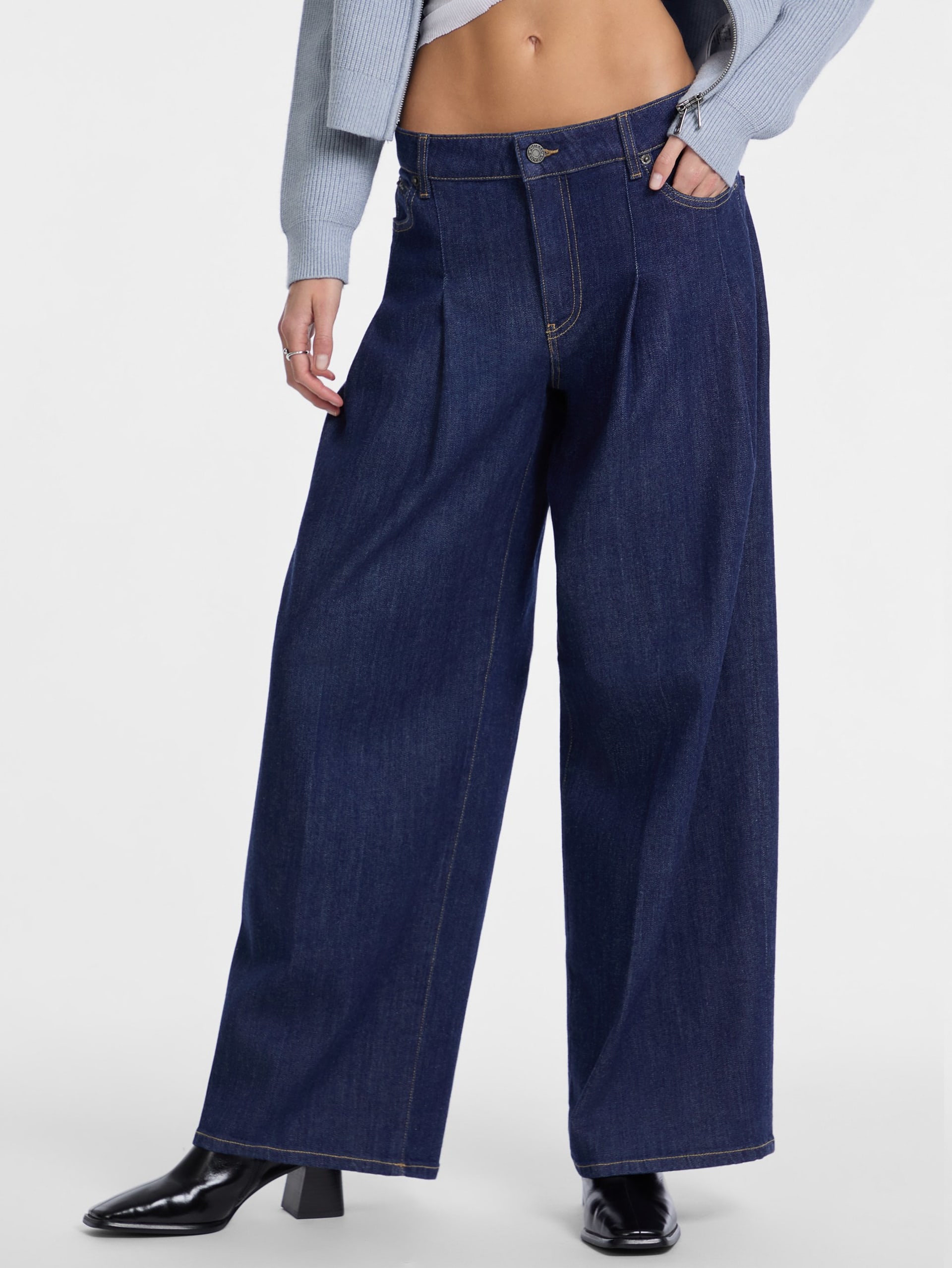 Calça jeans G12 com pregas e pernas extra largas