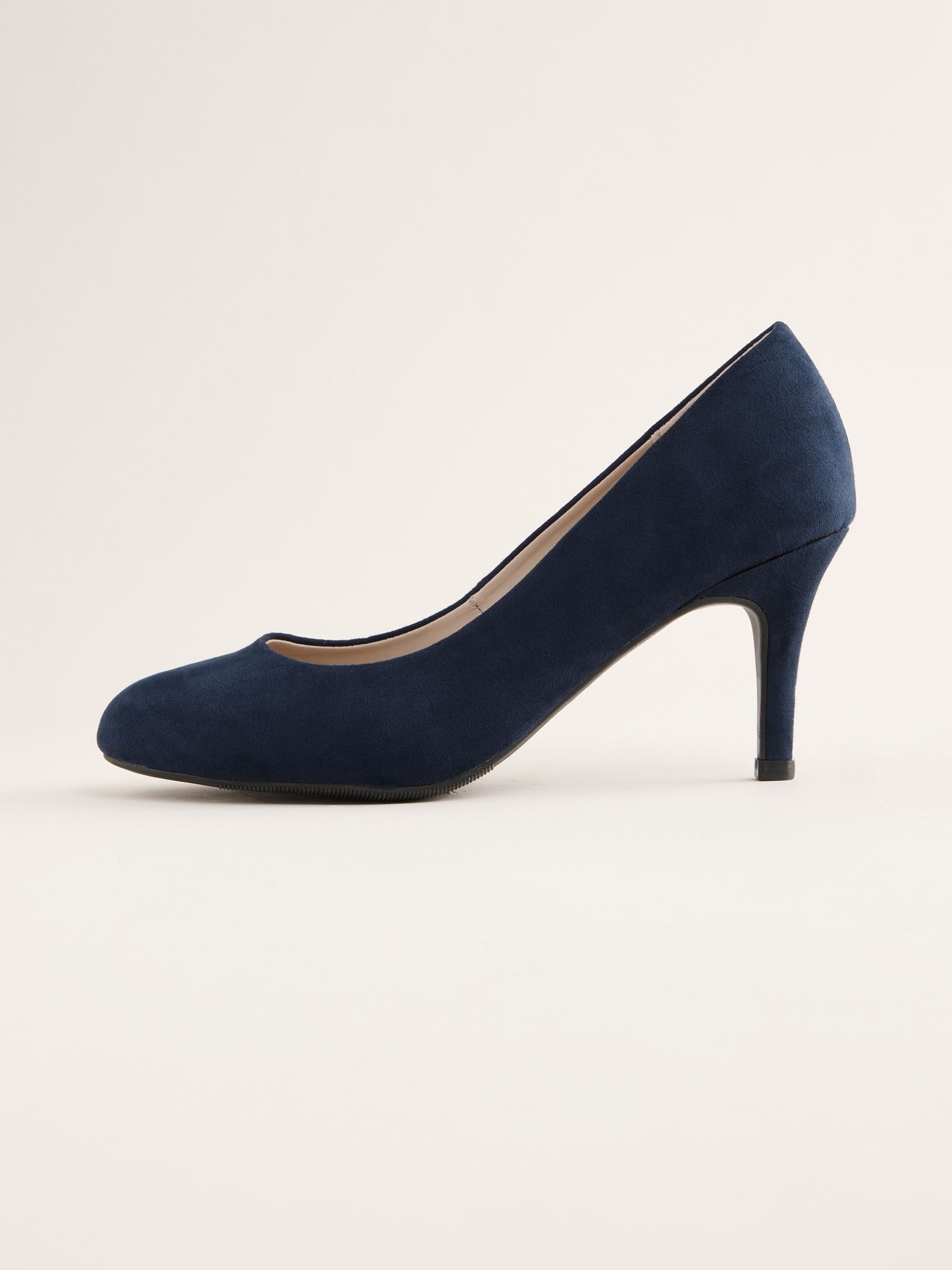 Marineblauw - Friends Like These - Pumps met lage stilettohak, ronde neus en van imitatie suède