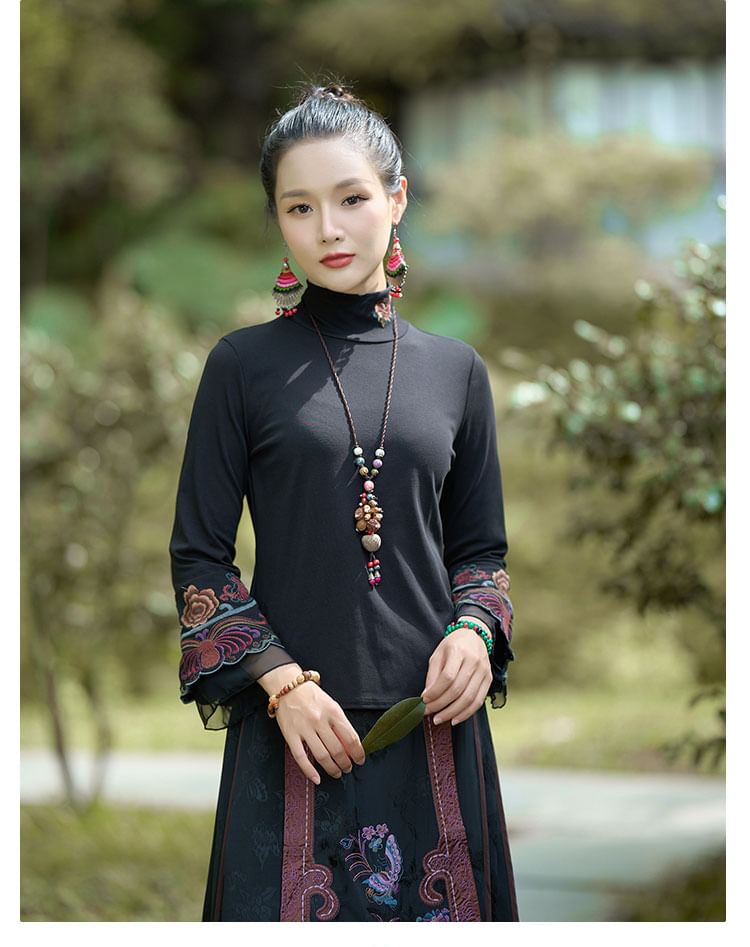 CosmoCorner - Blouse met lange mouwen en hoge hals en bloemenborduursel