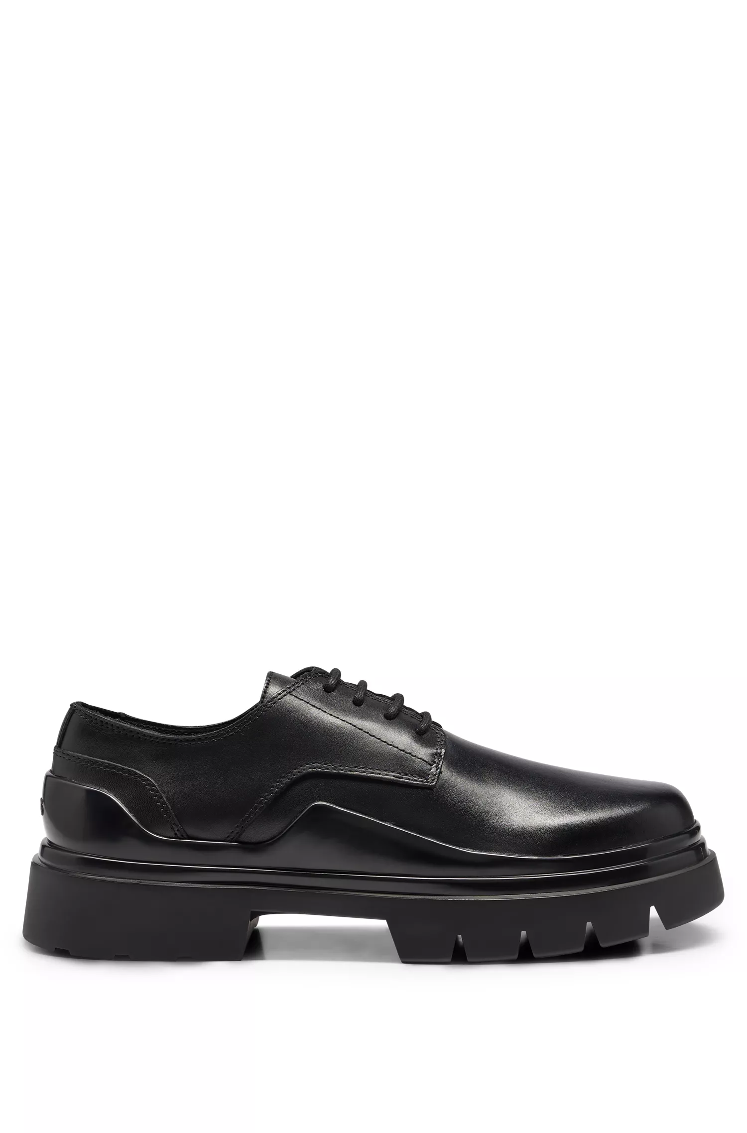 Sapatos Derby BOSS em couro preto com sola robusta.