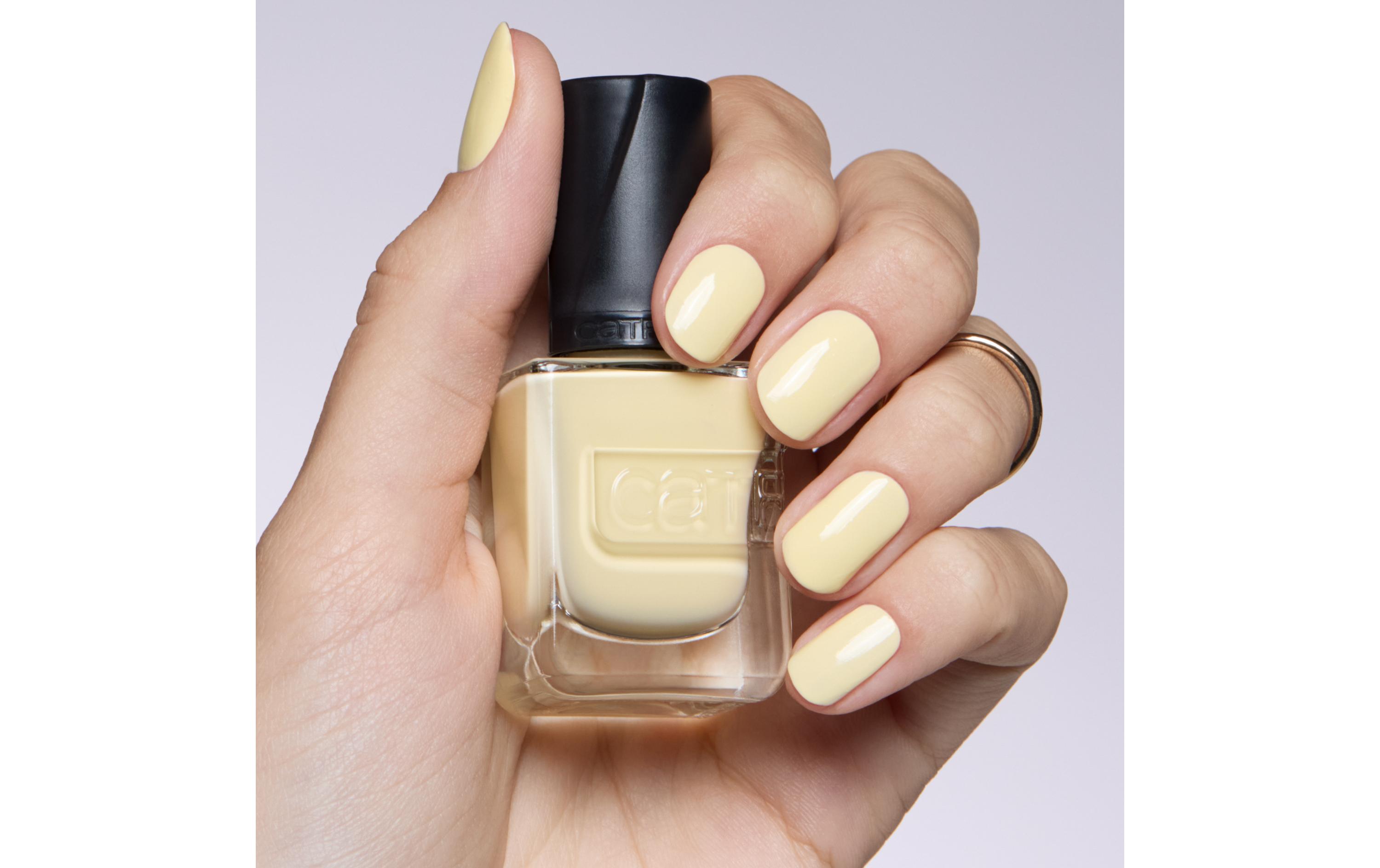 Nagellack Gel Affair 012 Easy Peasy Lemon SqueezyLanganhaltender Gel-Nagellack in einem zarten, zitronengelben Farbton