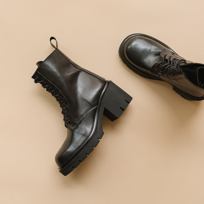 Boots à talons épais et lacets  en cuir noir