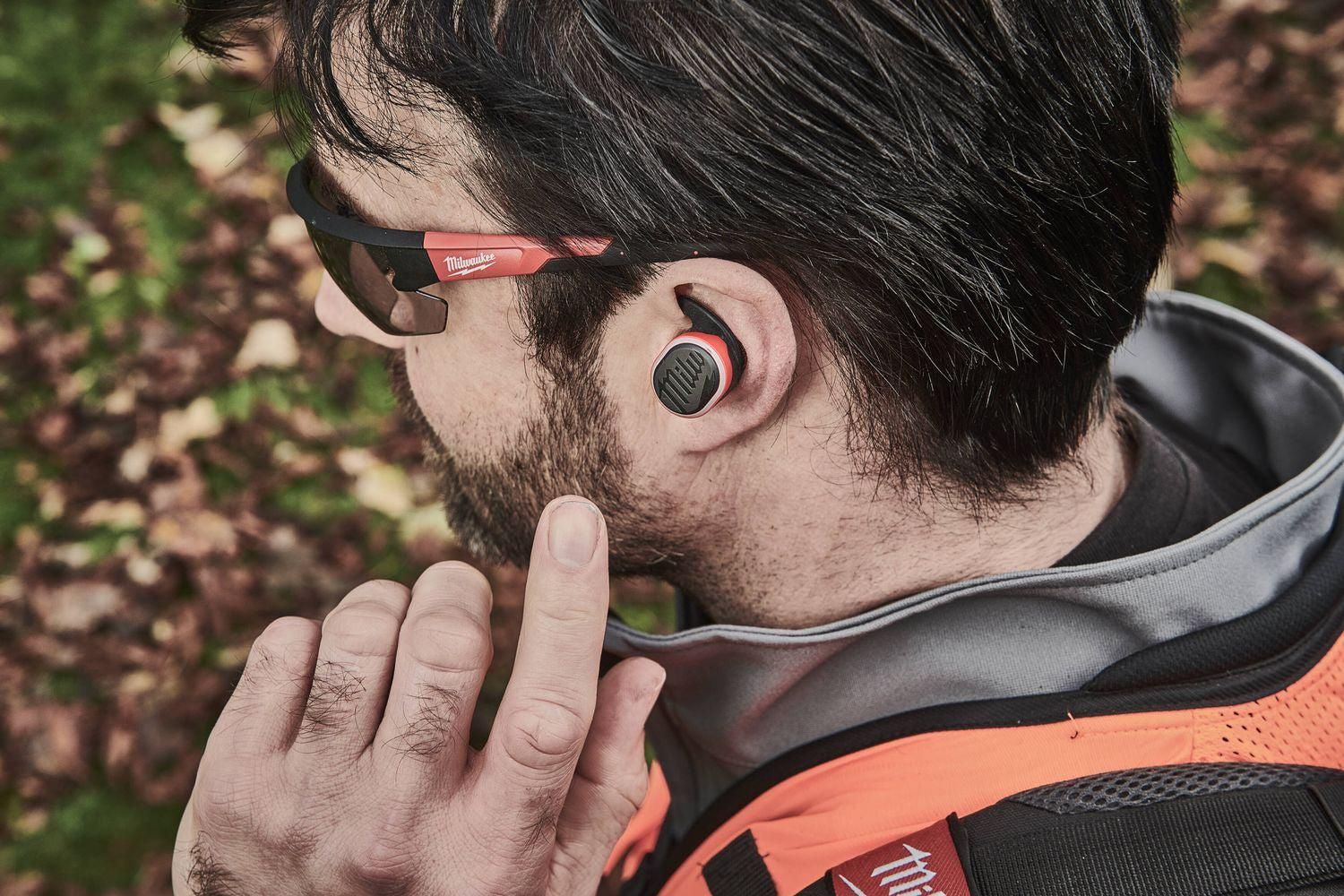 Milwaukee L4 RLEPB-301 Gehoorbescherming met Bluetooth® REDLITHIUM™ 3.0Ah USB batterij - 4933478750