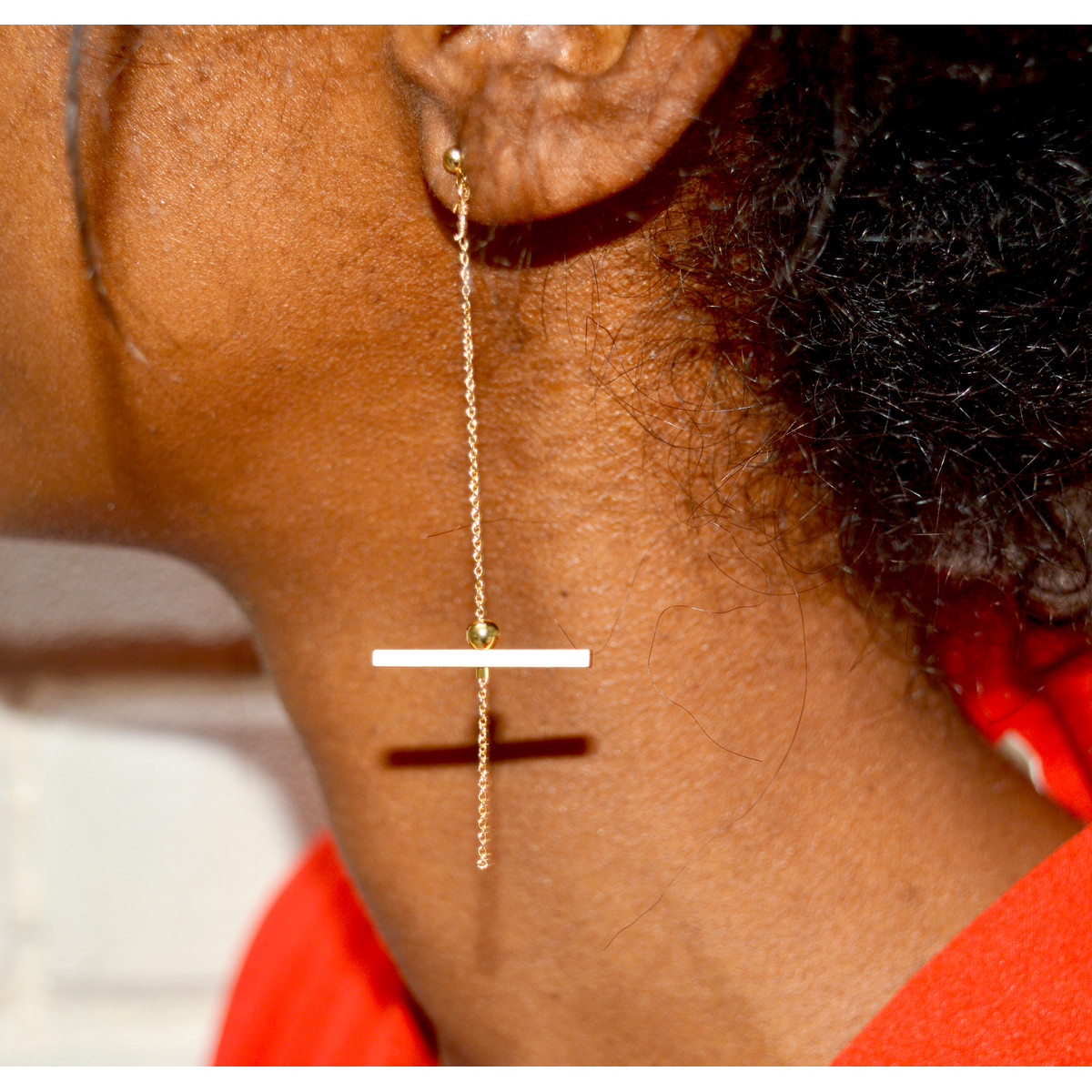 Boucles d'oreilles pendantes délicates chaîne barre perles doré à l 'or fin mat