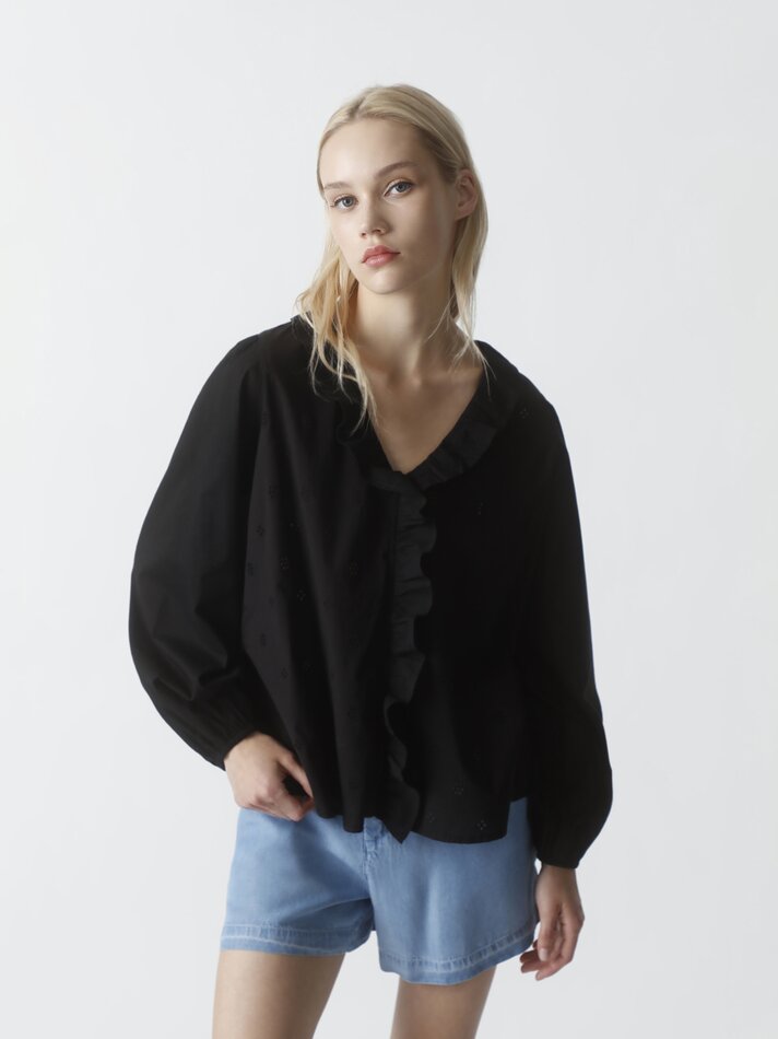 Camisa com bordado suíço e detalhe de babado - Preta