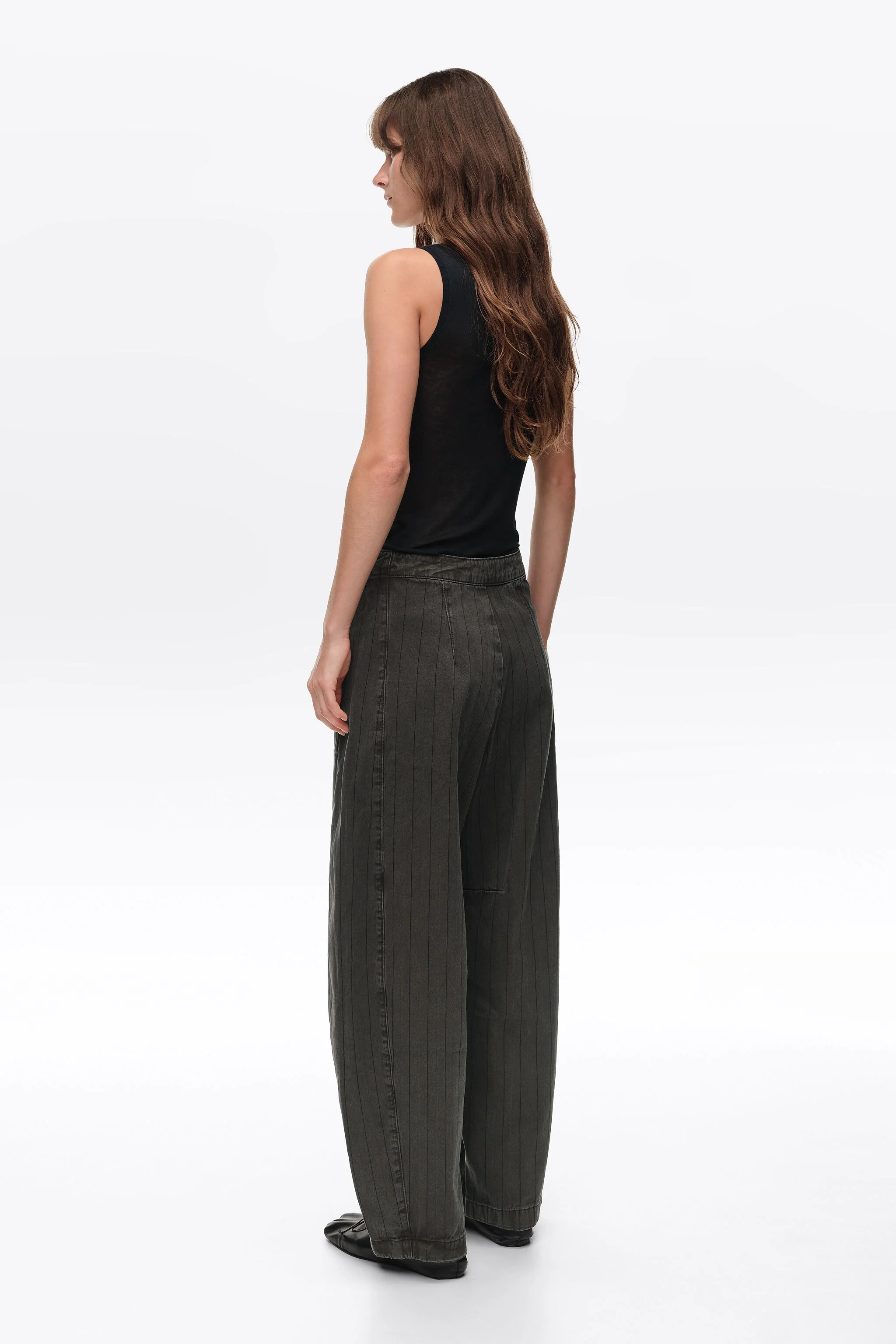 Calça jeans marrom desbotada com listras nas pernas