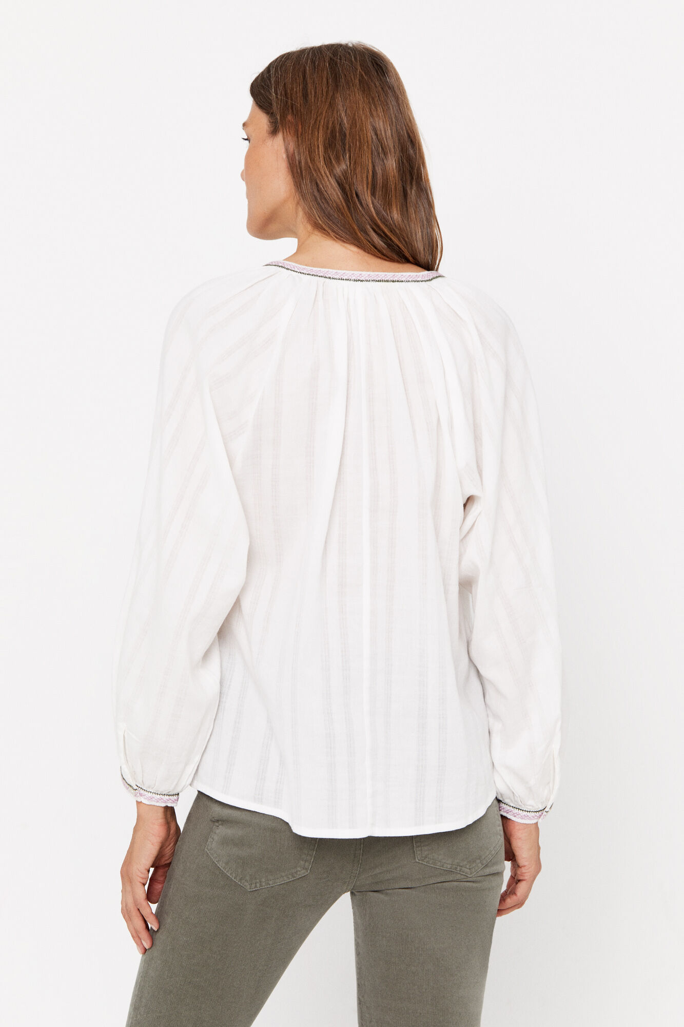 Blusa bordada sustentável