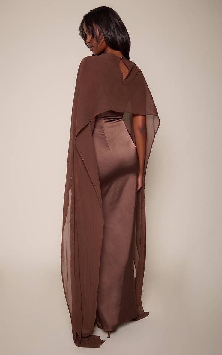 Chocolat Robe Longue En Satin Avec Cape En Mousseline À Détail Drapé