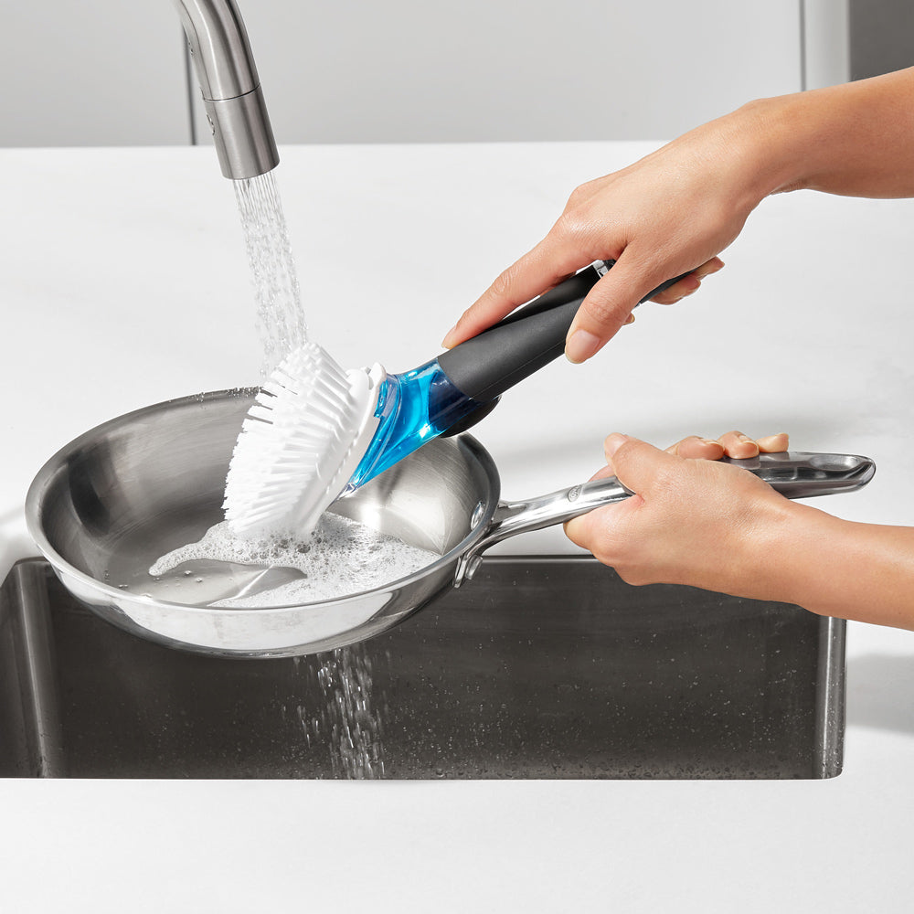 Brosse à vaisselle avec manche distributrice de savon OXO