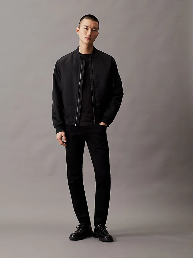 Camiseta com monograma e bolso fino.