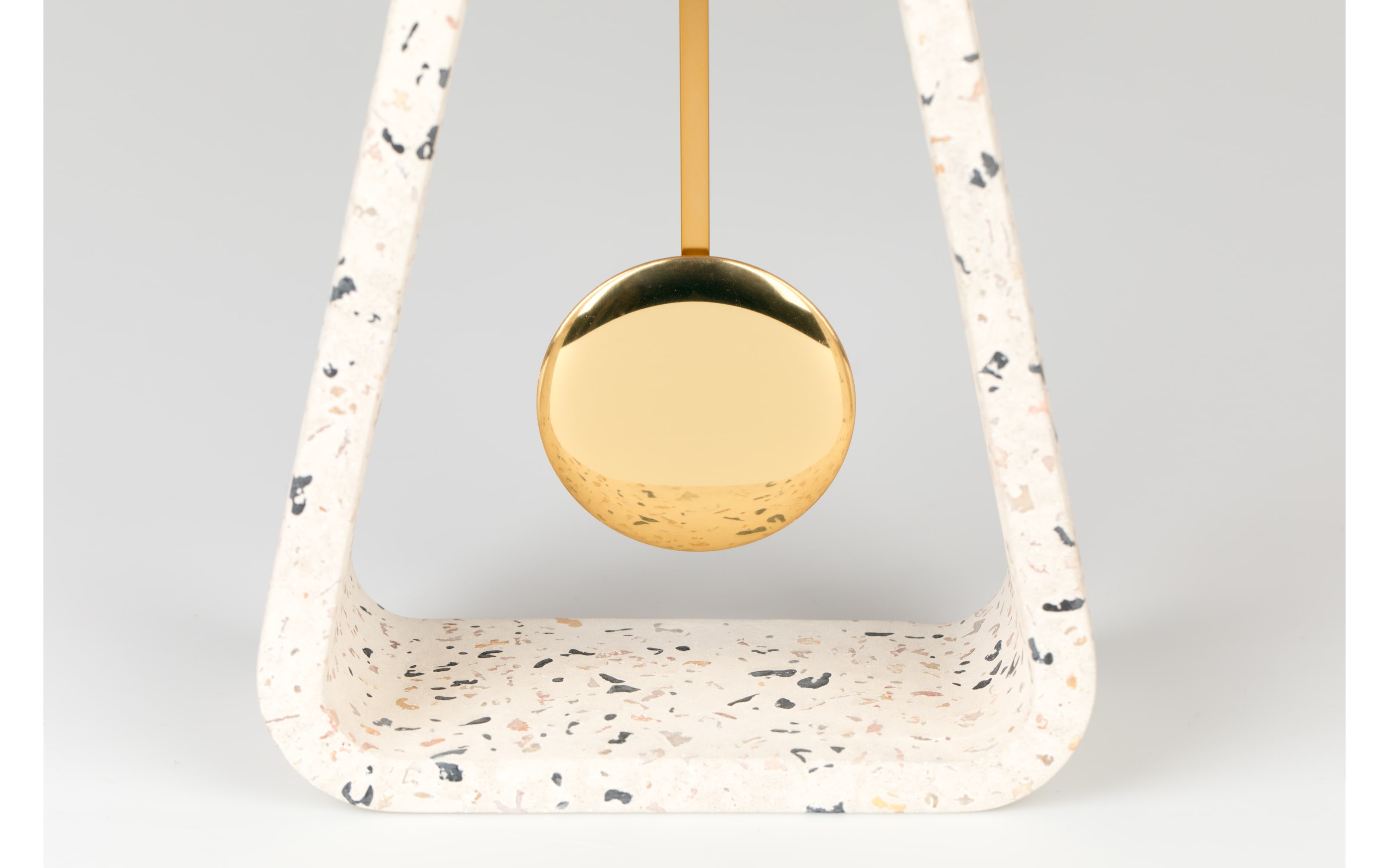 Tischuhr Pendulum Time Terrazzo aus Beton in weiß