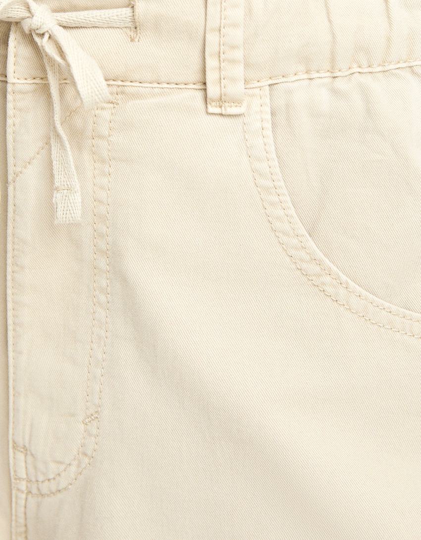 Calça jogger de algodão com cordão.