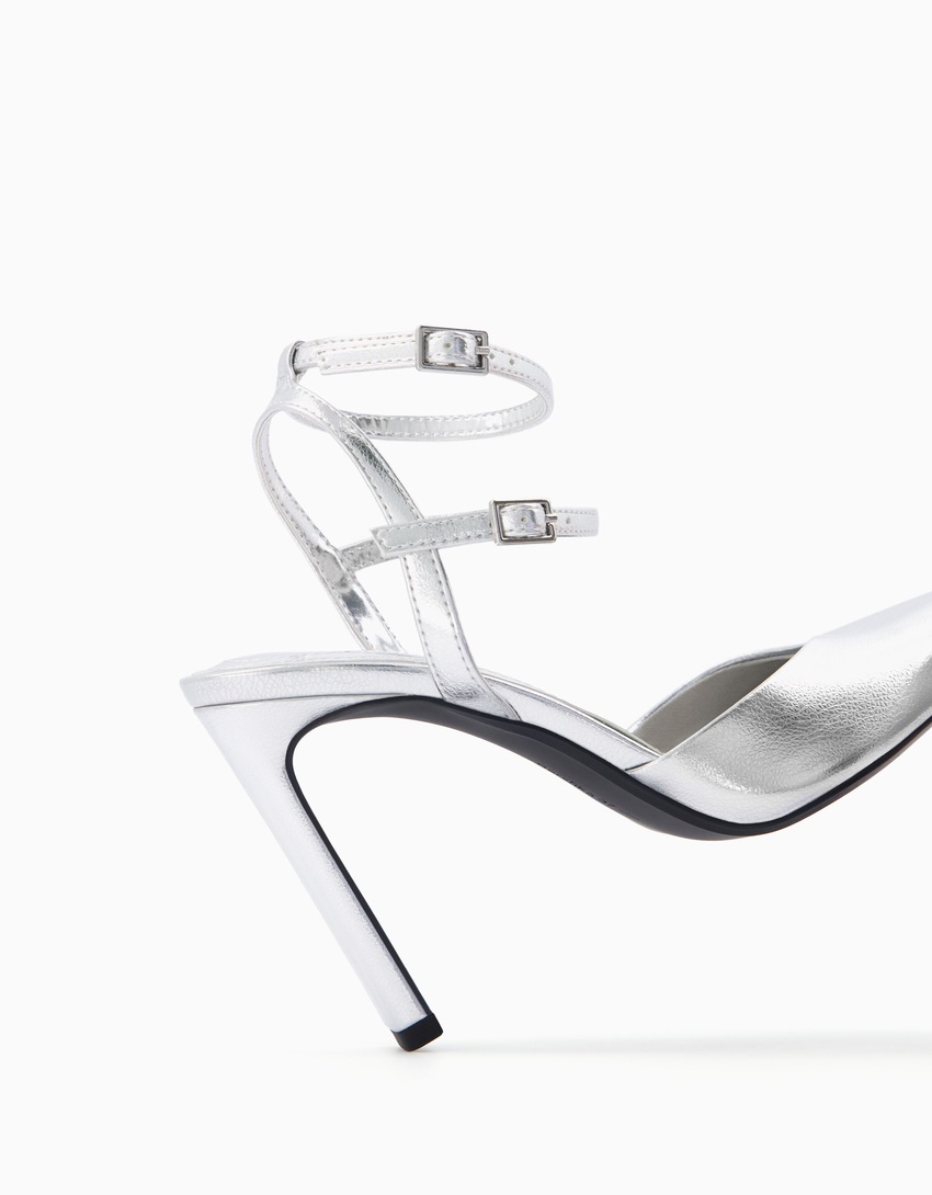 Sapatos de salto alto metalizados com tira no calcanhar