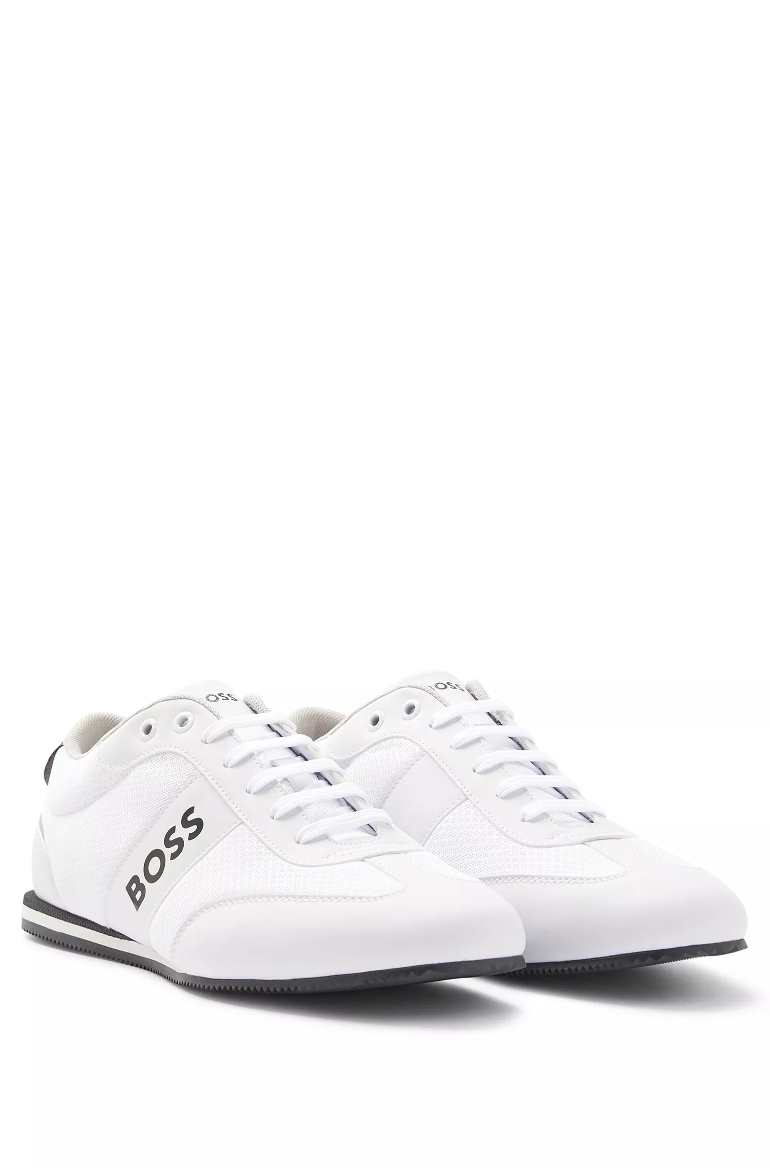 Tênis BOSS Black-Branded com painéis de malha e borracha.