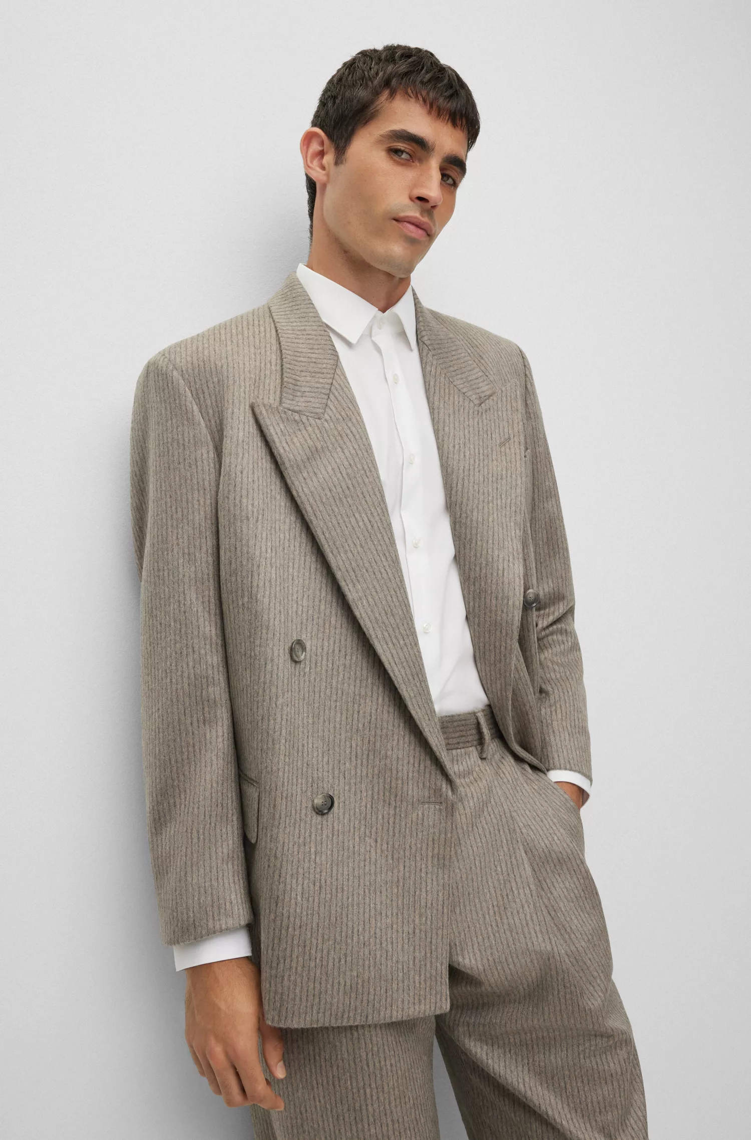 Terno BOSS preto de cashmere puro com abotoamento duplo e estampa listrada.