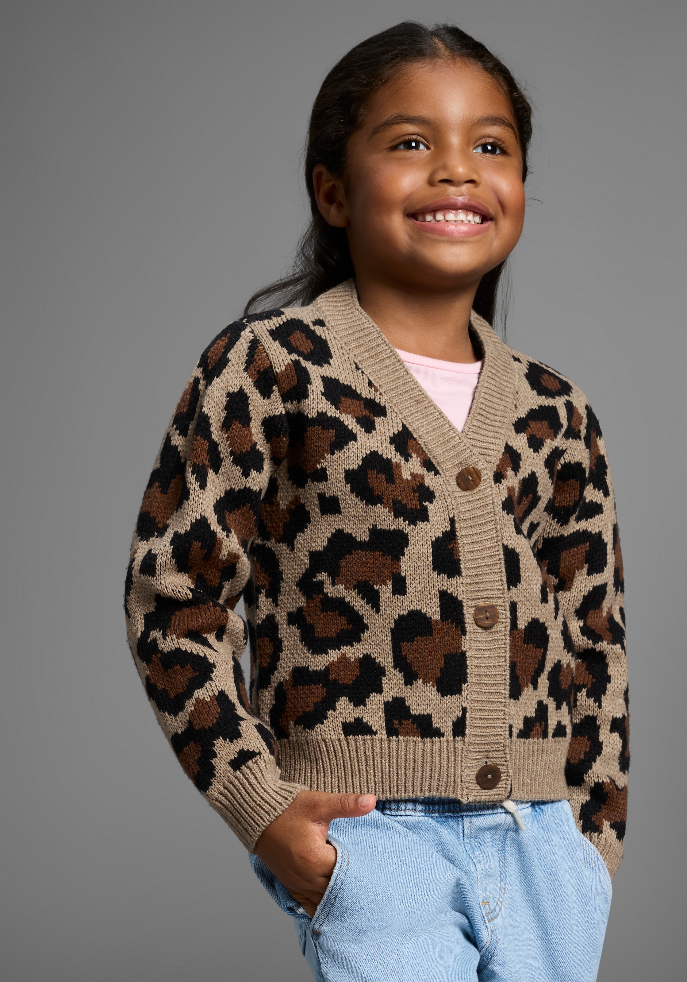 KIDSWORLD Strickjacke »Strickjacke mit Leo-Muster«, Strickjacke in Leo-Optik