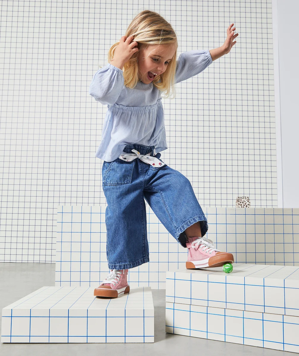 JEAN LARGE BÉBÉ FILLE EN DENIM LOW IMPACT AVEC CEINTURE FLEURIE