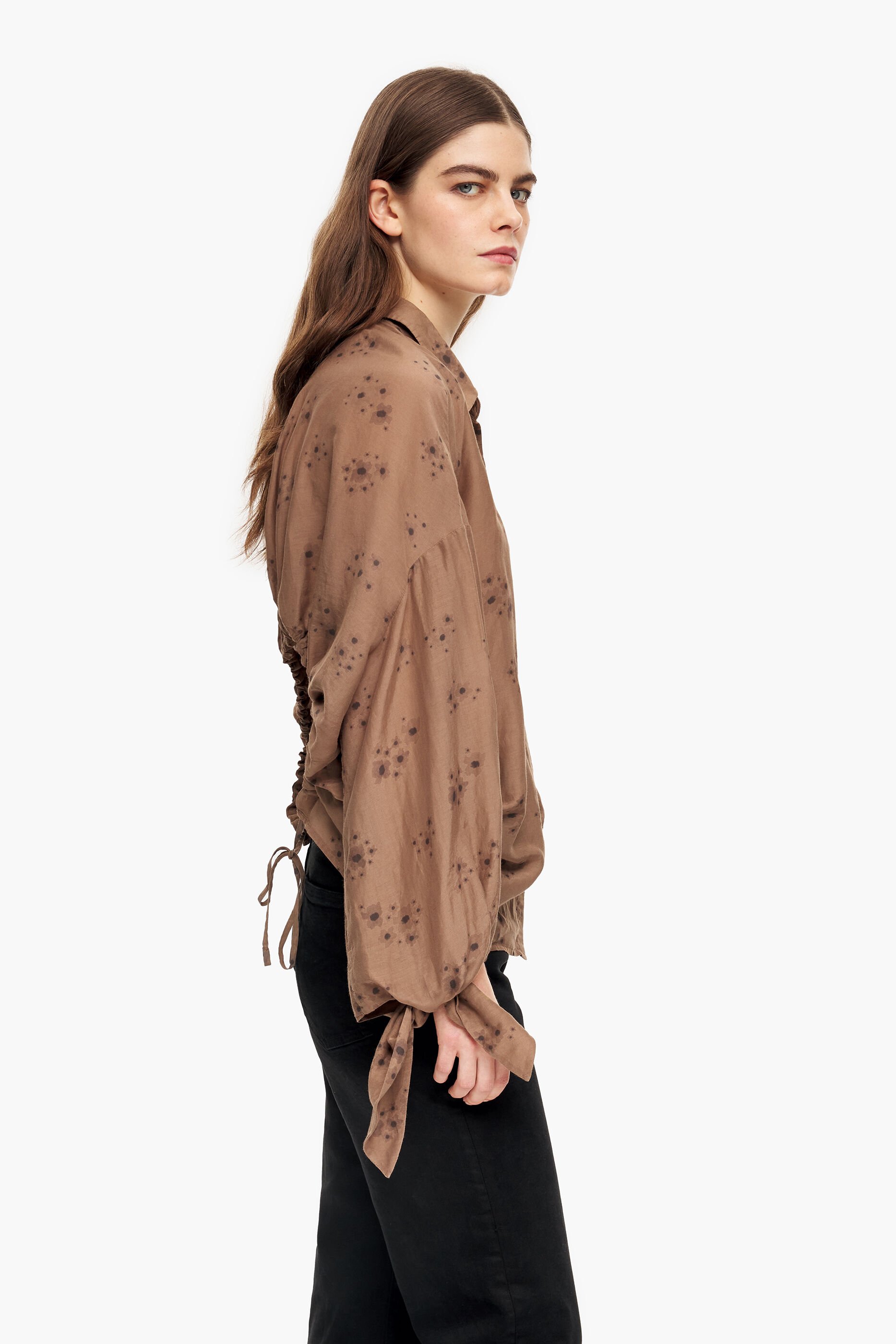Camisa marrom com estampa de flores em acrílico
