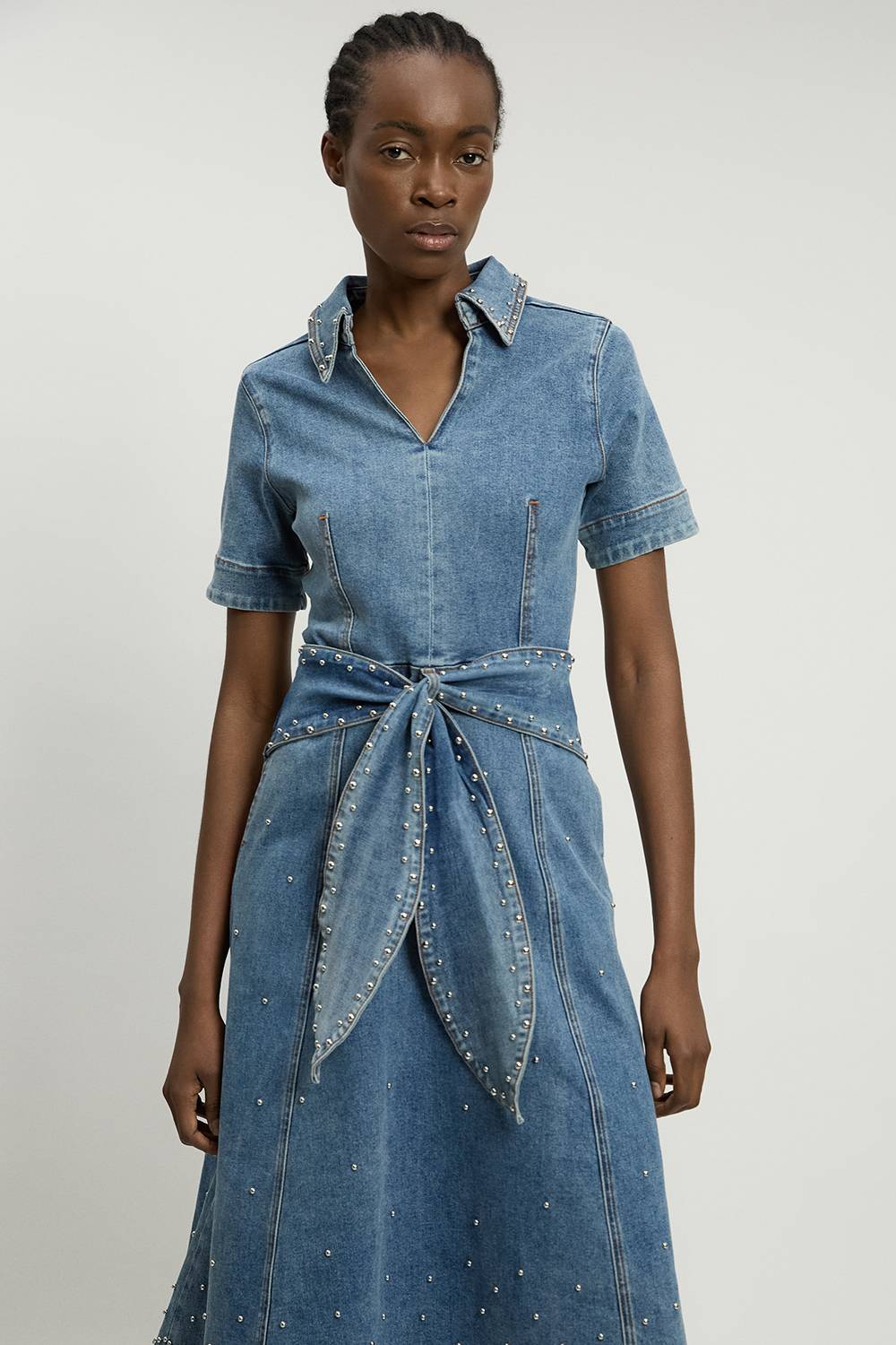 KarenMillen Robe Midi Évasée en Denim à Manches Courtes avec Clous et Ceinture à Nouer