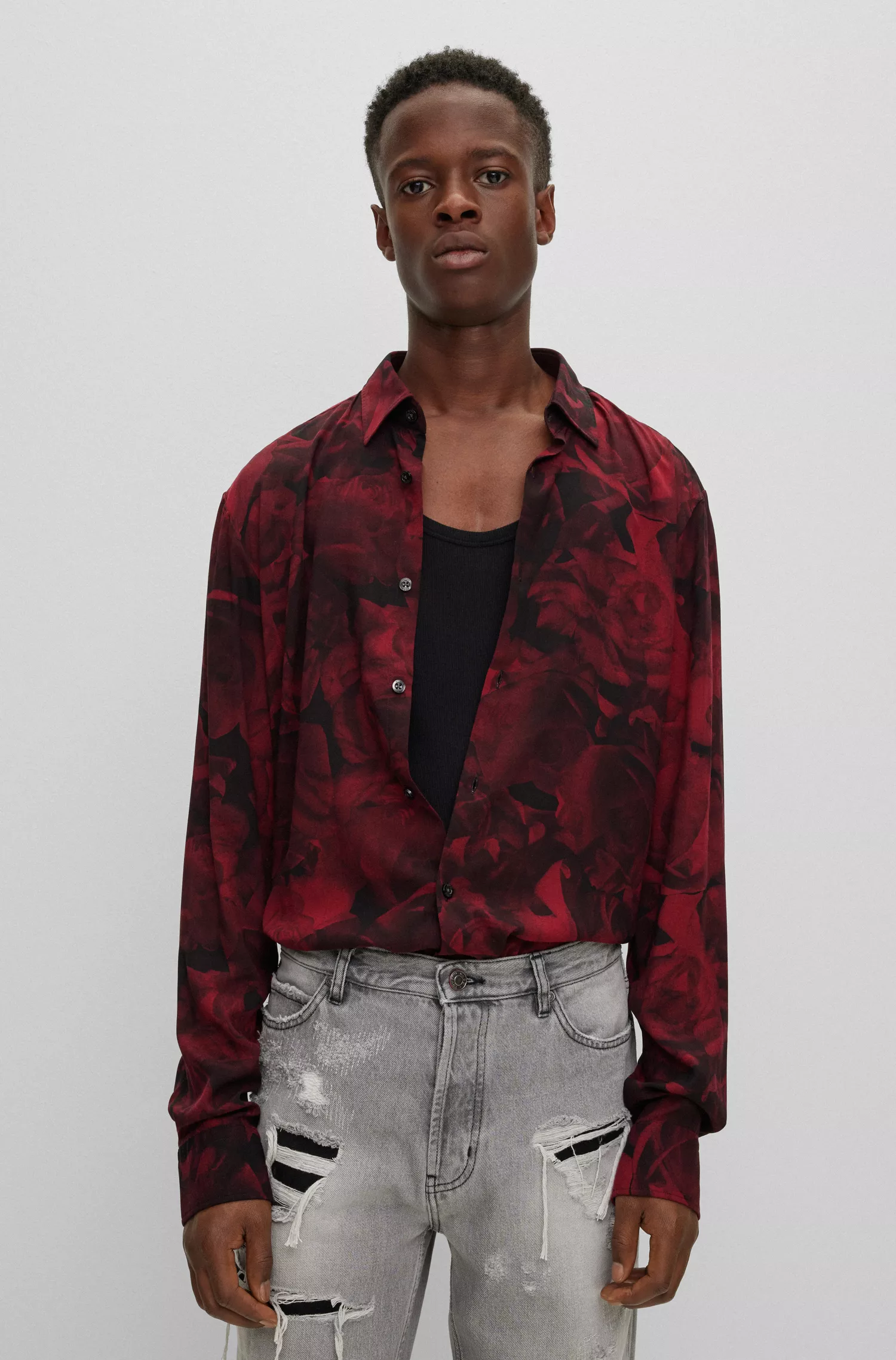 Camisa HUGO vermelha de corte slim em lona com estampa de rosas.