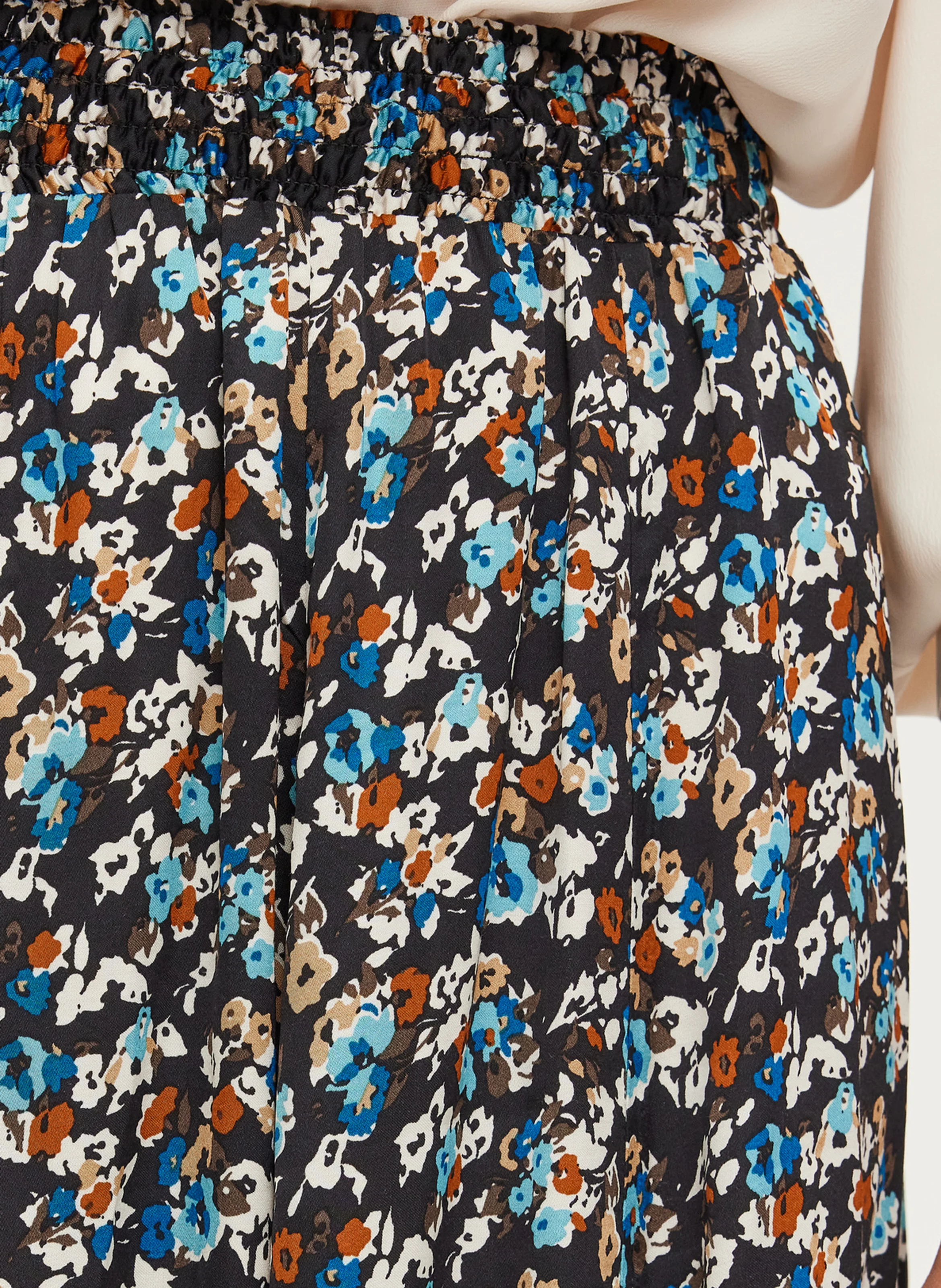 CERES - Jupe midi satinée à motif fleuri | Noir