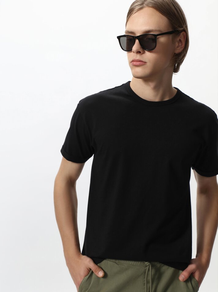 Camiseta básica de corte longo - Preta