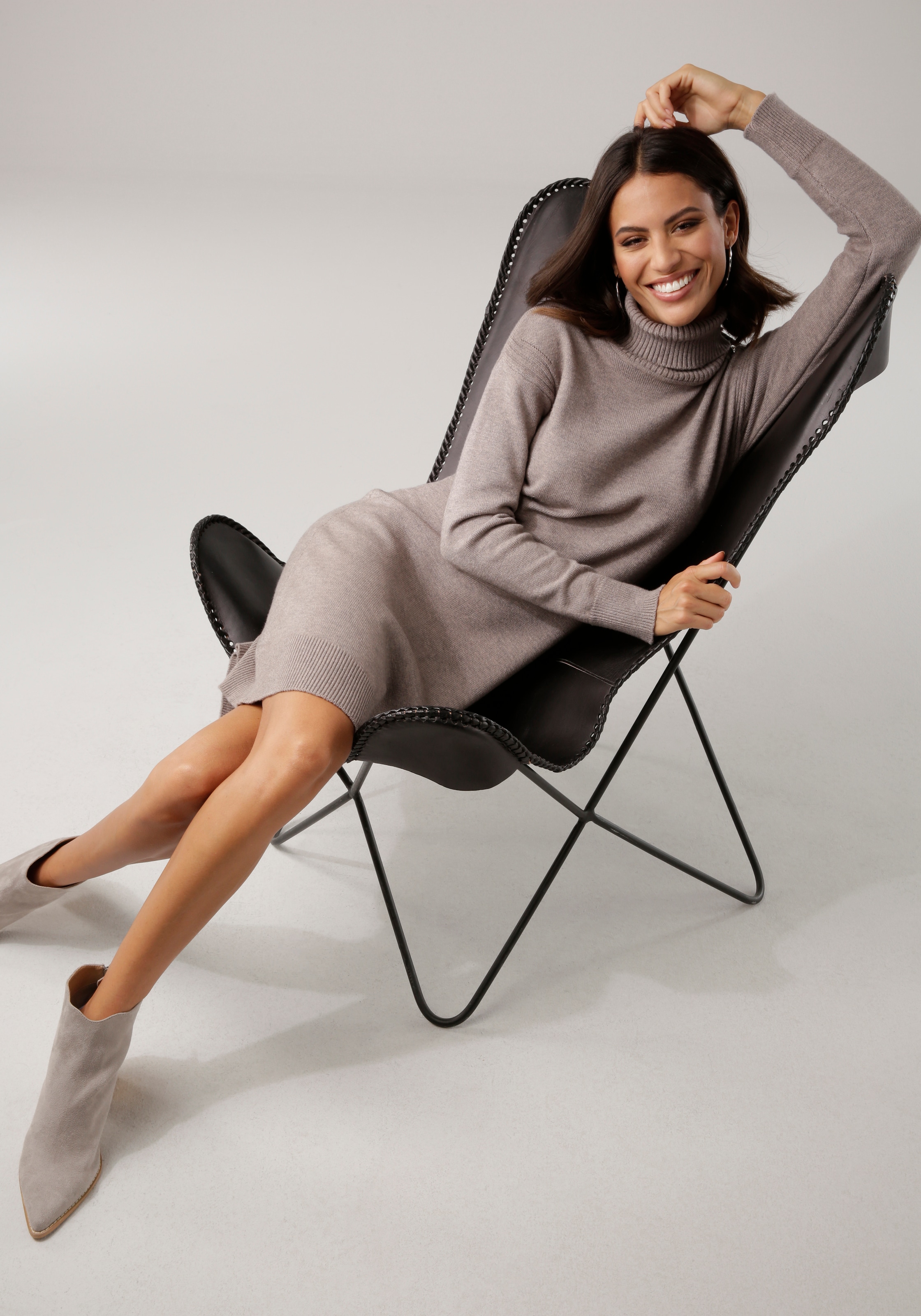 Laura Scott Strickkleid mit Rollkragen und Zierknöpfen