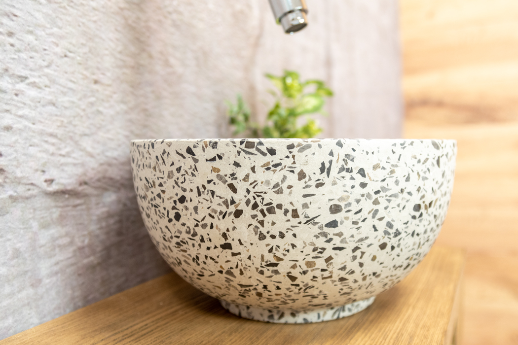 Saniclear Seba fonteinset met bruin eiken plank, zwart-witte terrazzo waskom en chromen kraan voor in het toilet