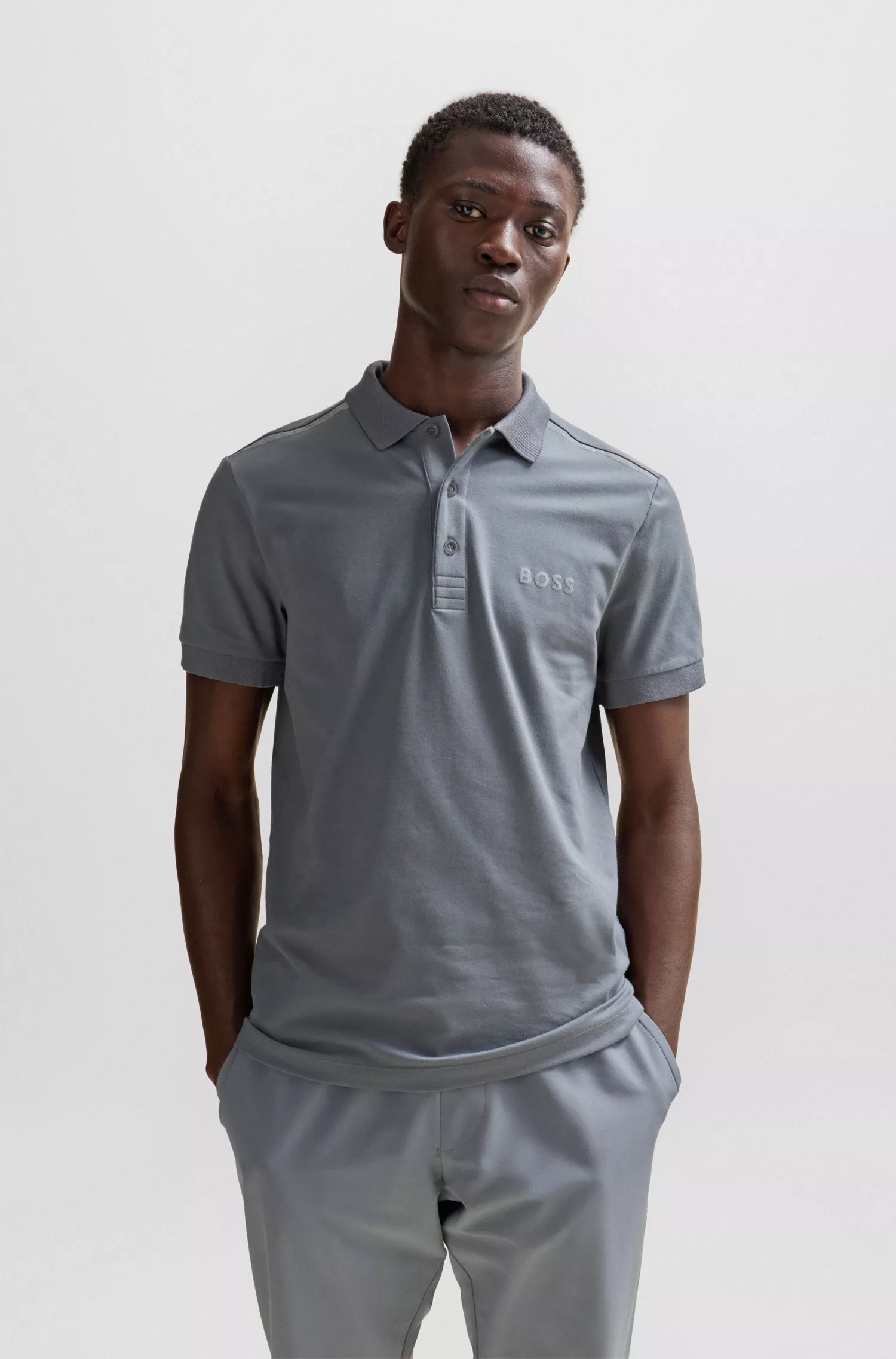 Camisa polo BOSS verde, corte slim, com detalhes refletivos decorativos.