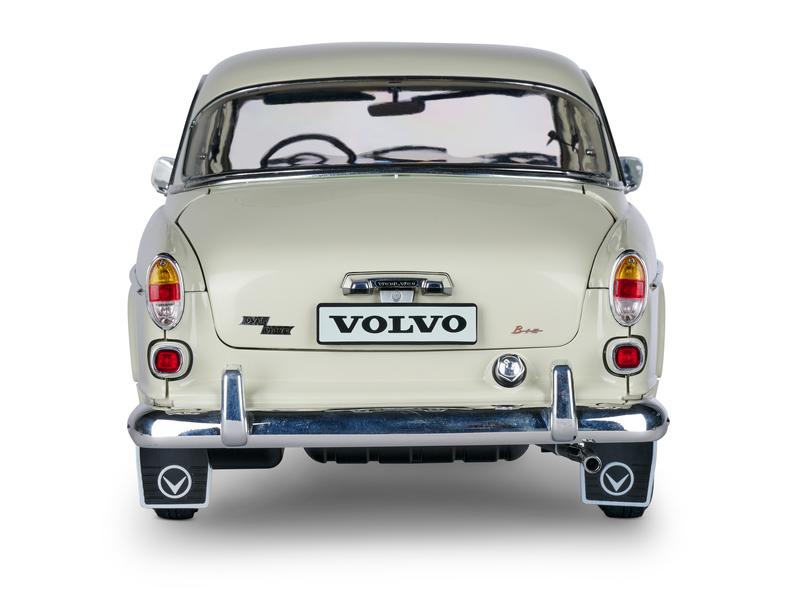 IXO Models Bausatz Volvo Amazon 122S mit Sound & Licht 1:8 Detailgetreuer Standmodellbausatz im Massstab 1:8