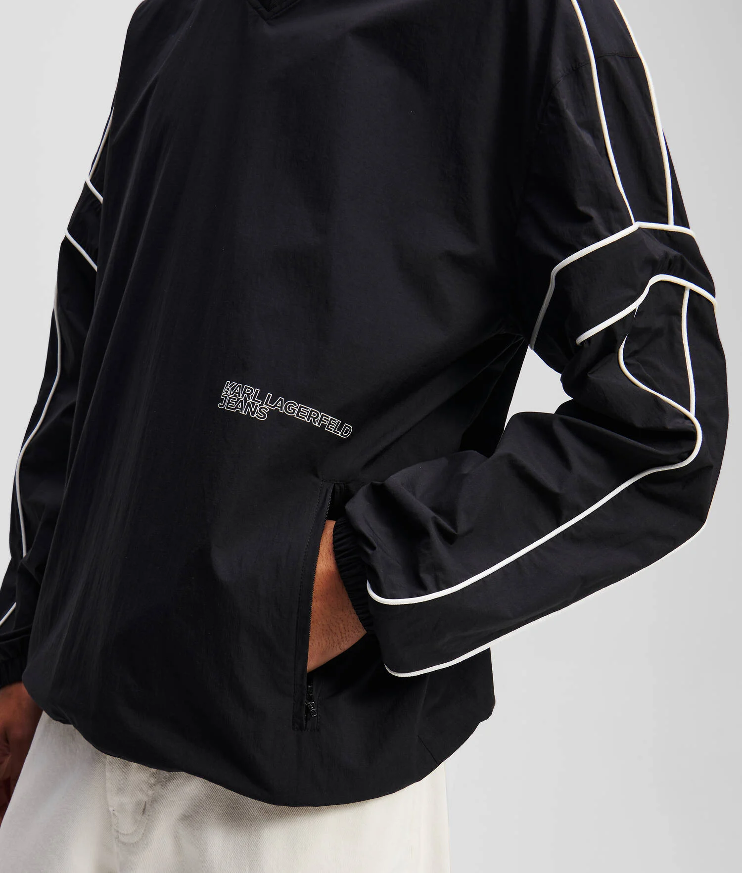 SWEAT-SHIRT À COL EN V AVEC PASSEPOIL - Noir