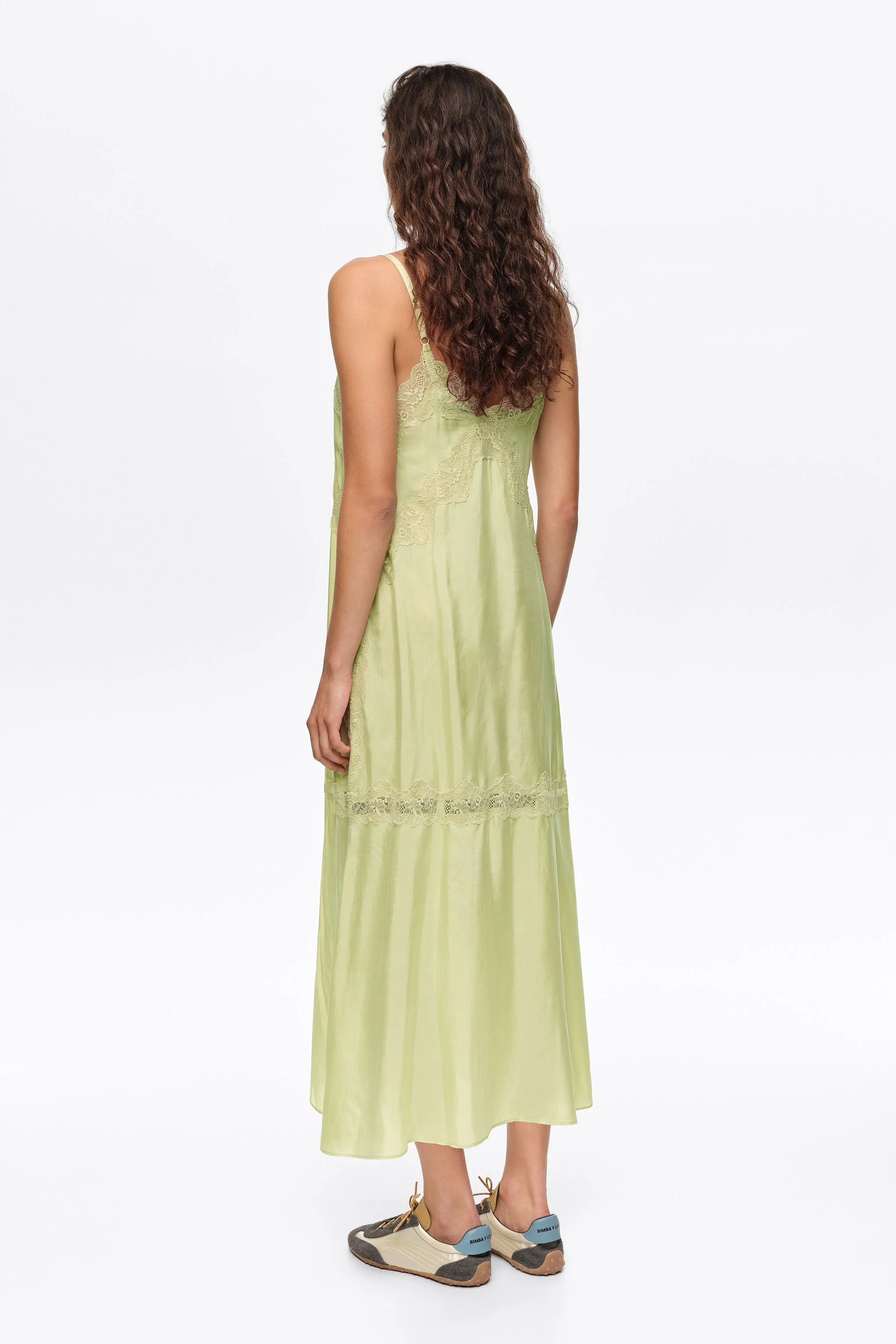 Vestido de alças verde-limão com detalhes em renda