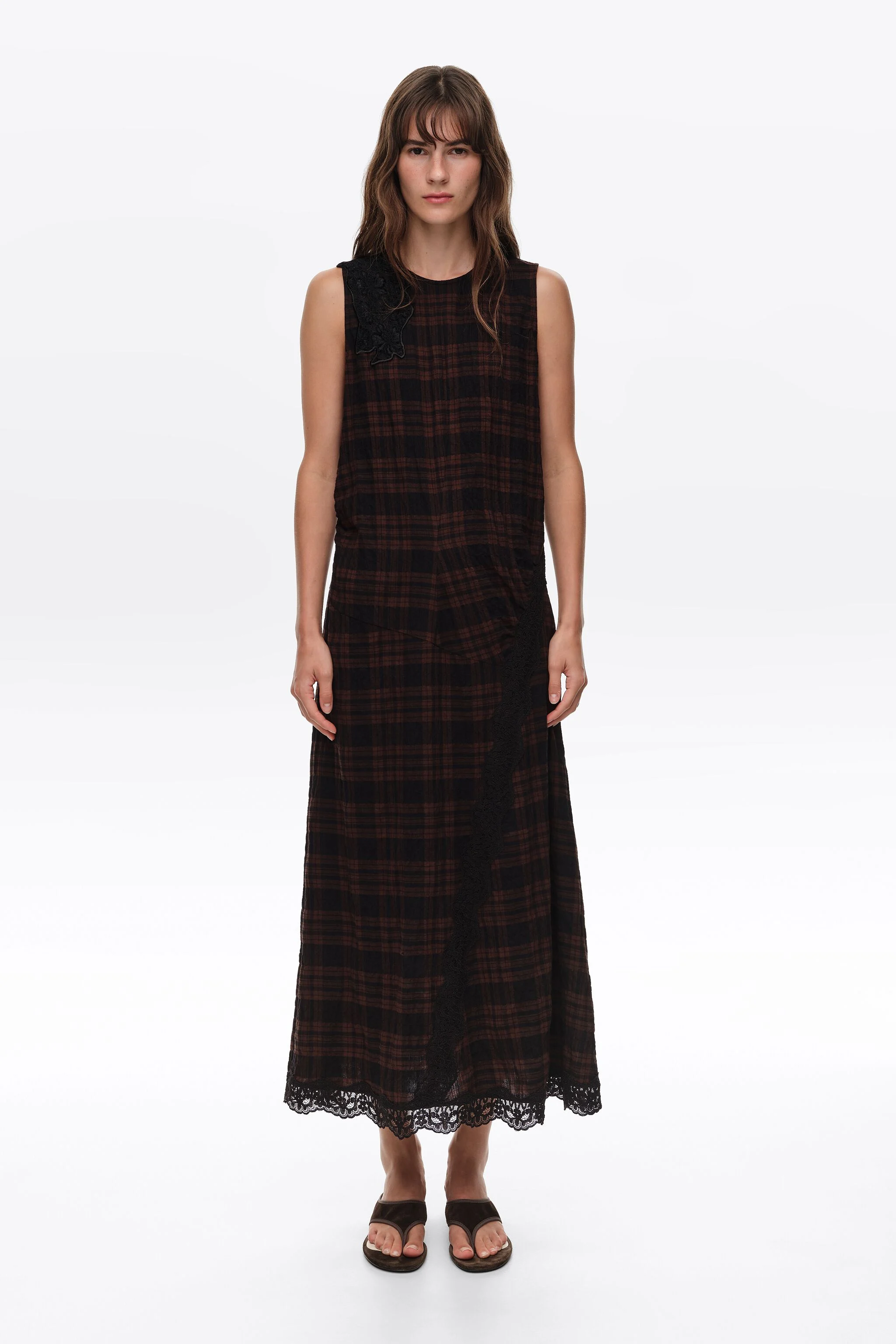 Vestido midi xadrez marrom escuro com detalhes em renda.