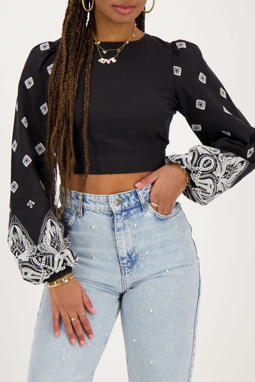 Zwarte top met gestrikte achterkant en embroidery