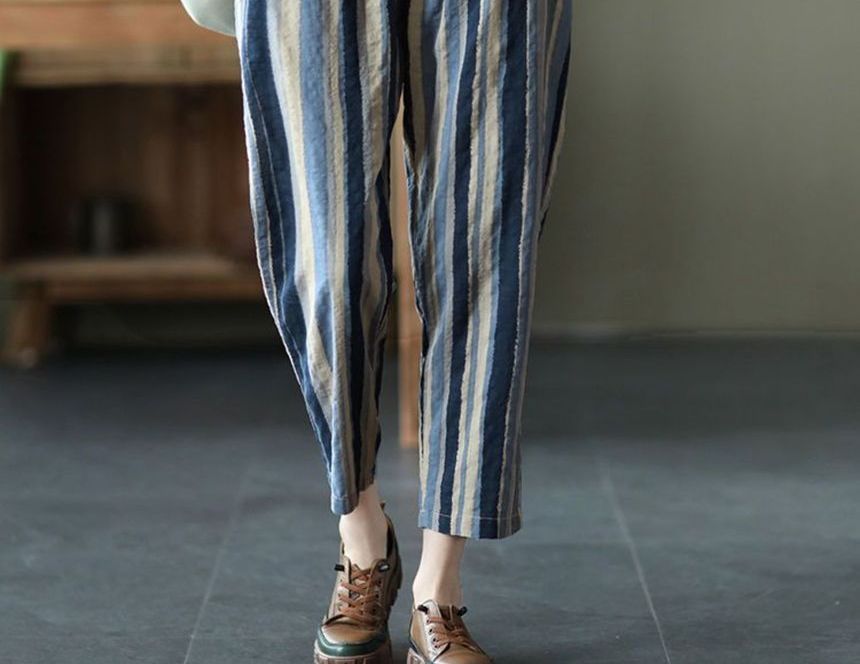 ZIMO - Gestreepte cropped taps toelopende broek met trekkoordtaille