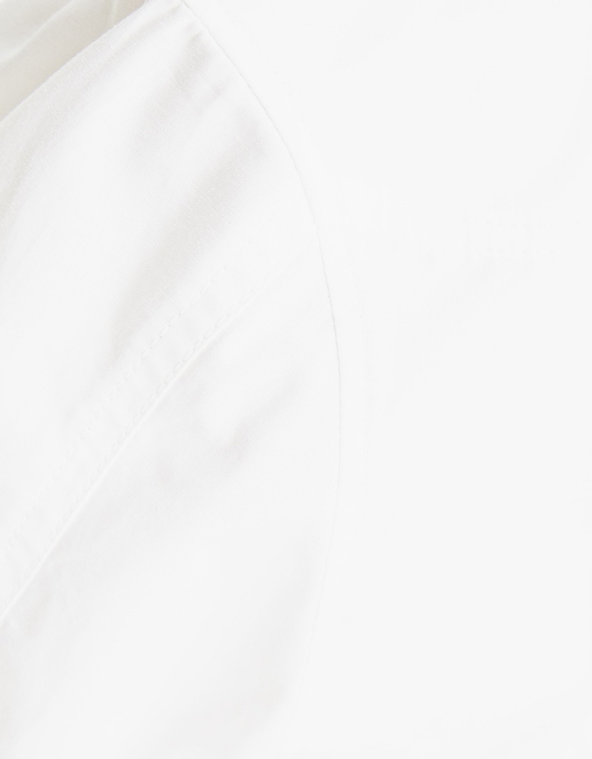 Camisa de popeline de manga comprida com detalhe nas costas