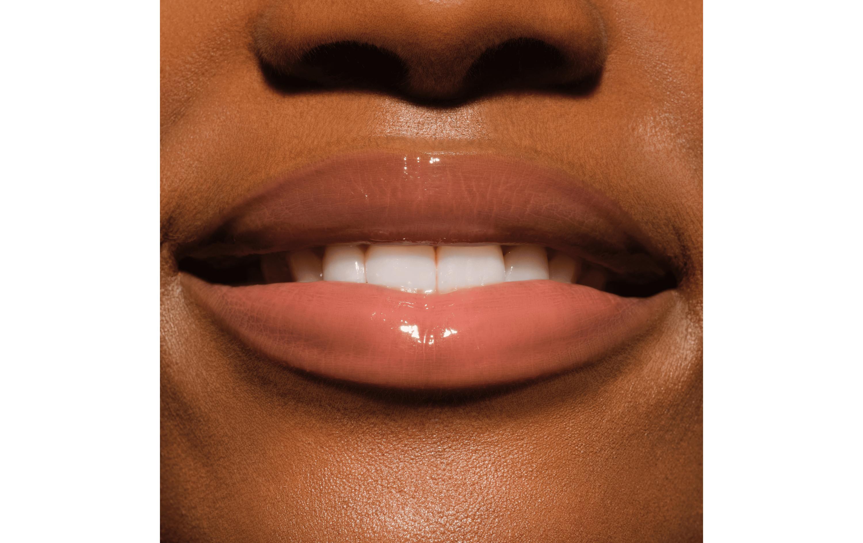 Lip Gloss Butter Drippin' Glossy 020 Maple LatteFeuchtigkeitsspendender, glänzender Lippenbalsam in zartem Rosa
