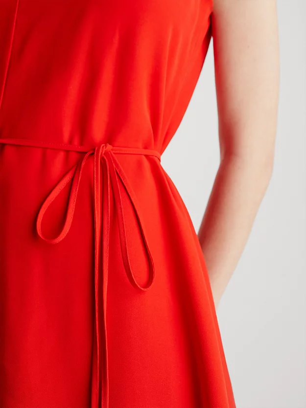 Vestido de sarja macia com nó na cintura.