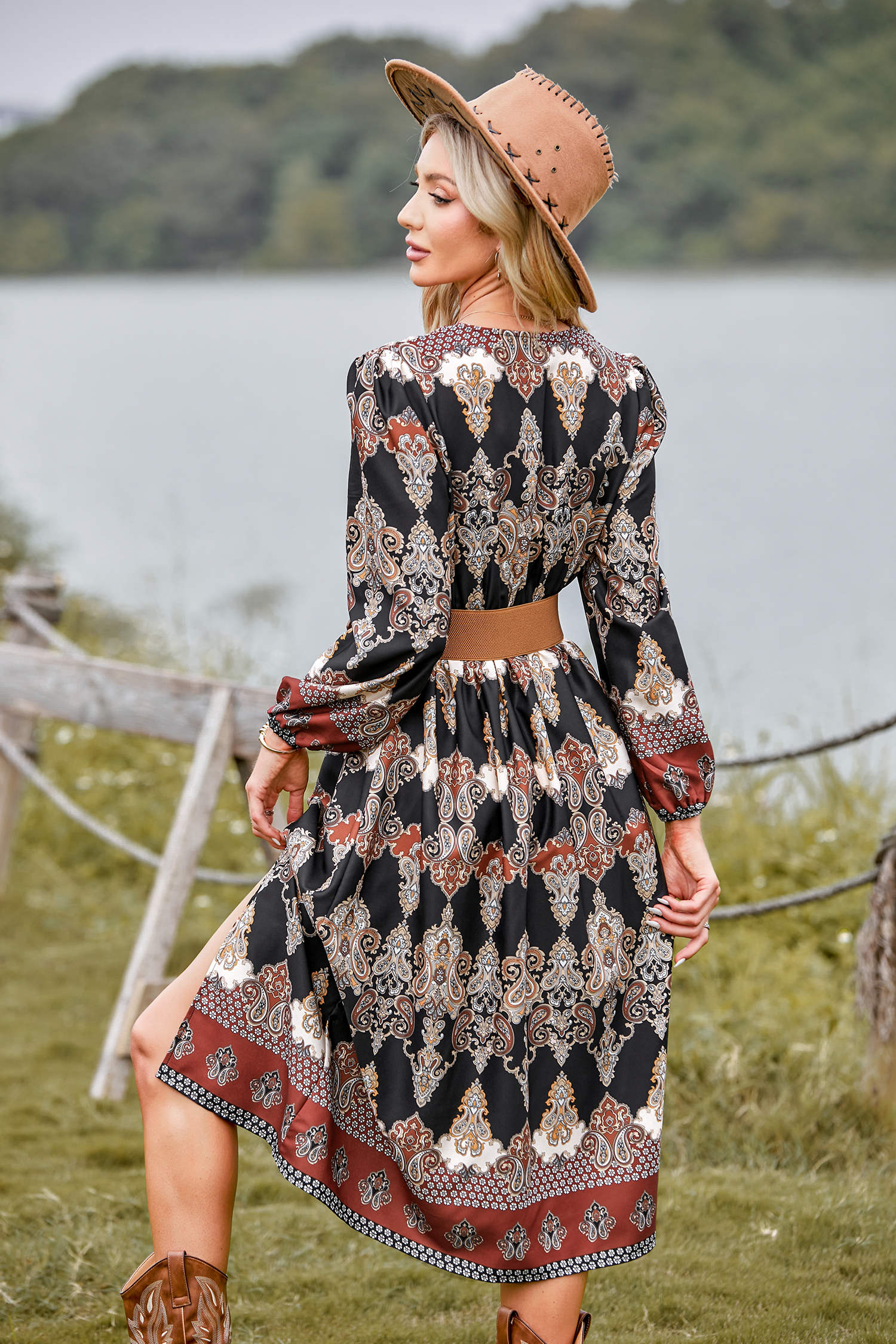 Robe midi à col en V et imprimé orné ruchée