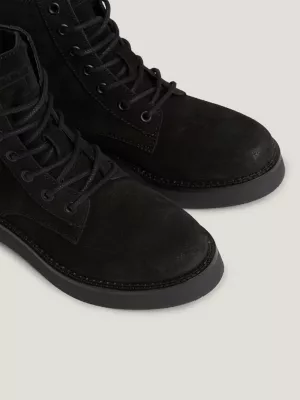 Botas de camurça com cadarço e fita de logo