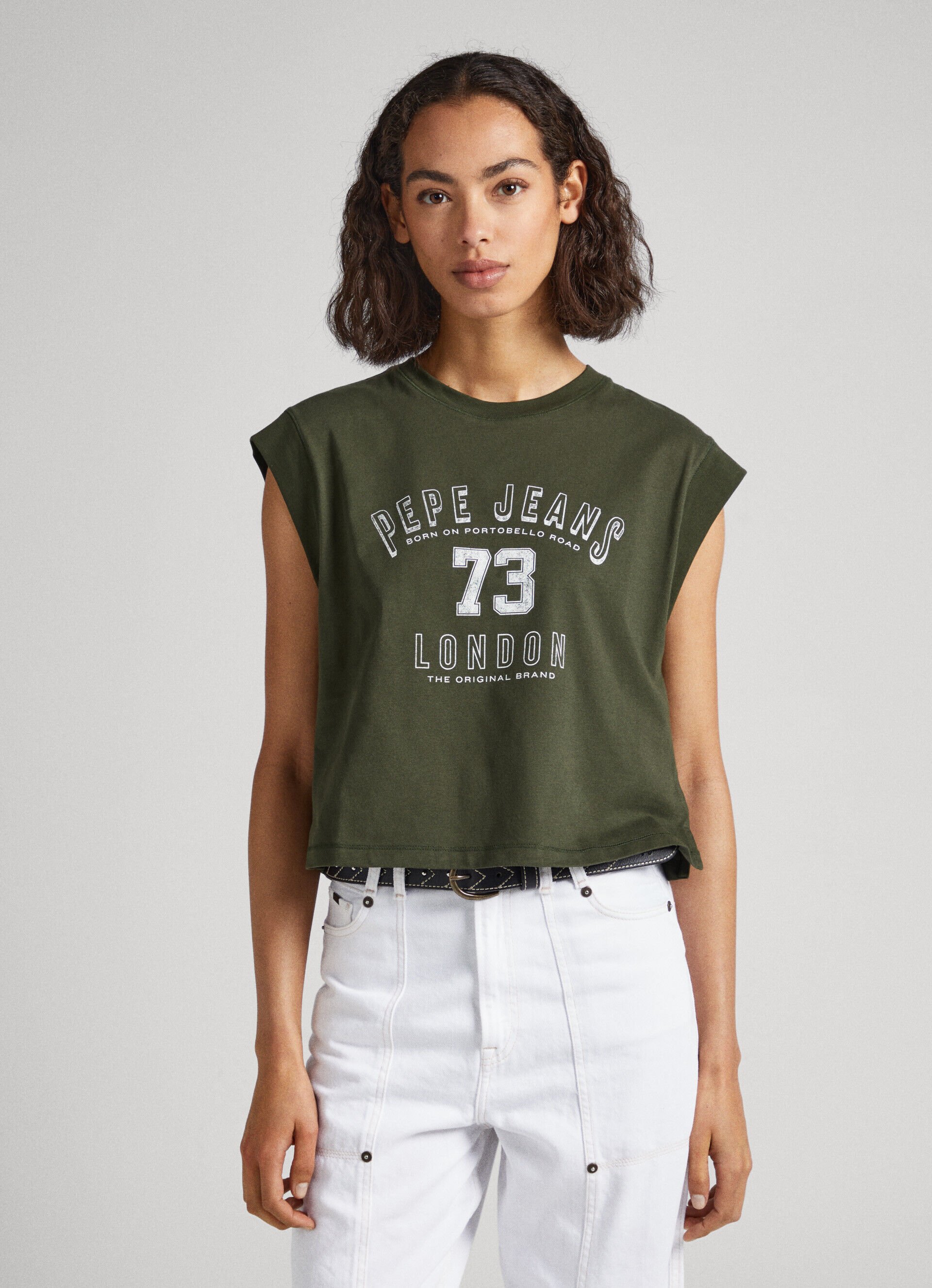 CAMISETA COM LOGOTIPO ESTAMPADO NA MANGA - verde oliva