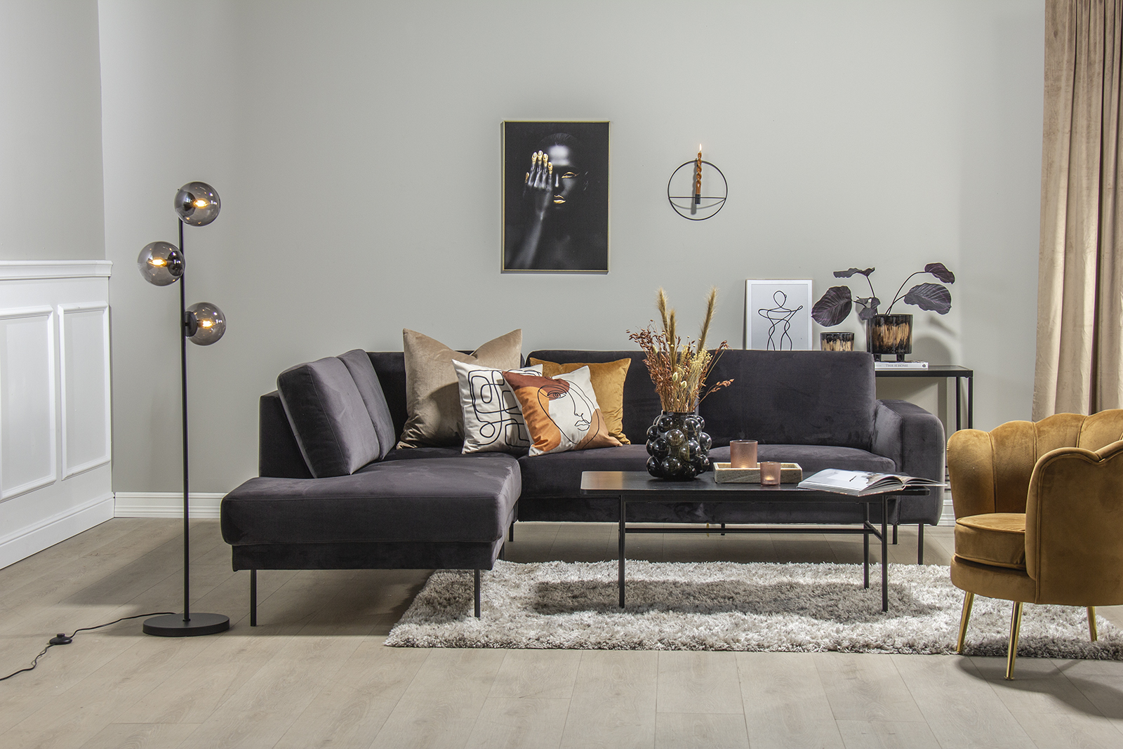Shibuya hjørnesofa Letto Antrasitt velur. Med åpen ende venstre og sorte stålben.